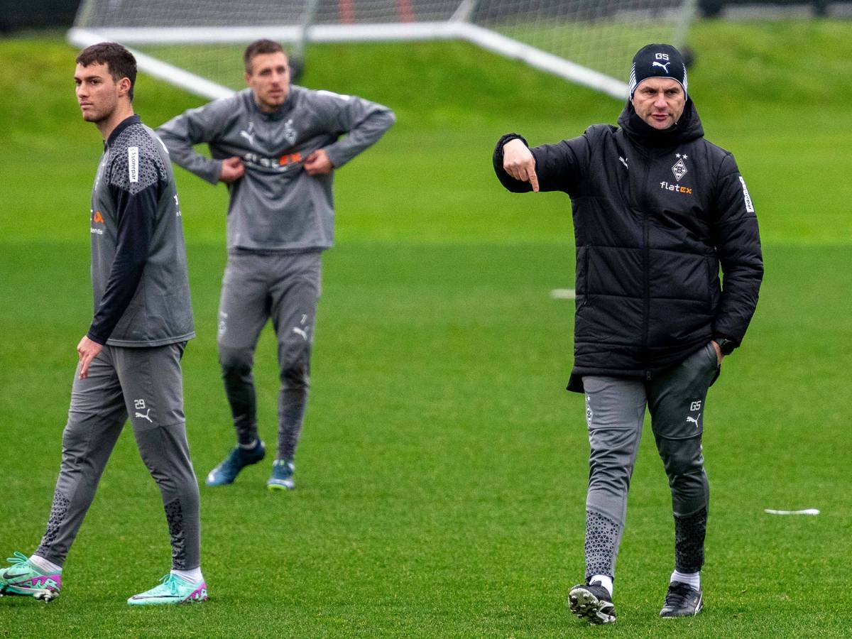 Trainer von Borussia Mönchengladbach mit Handzeichen während einer Trainingseinheit.