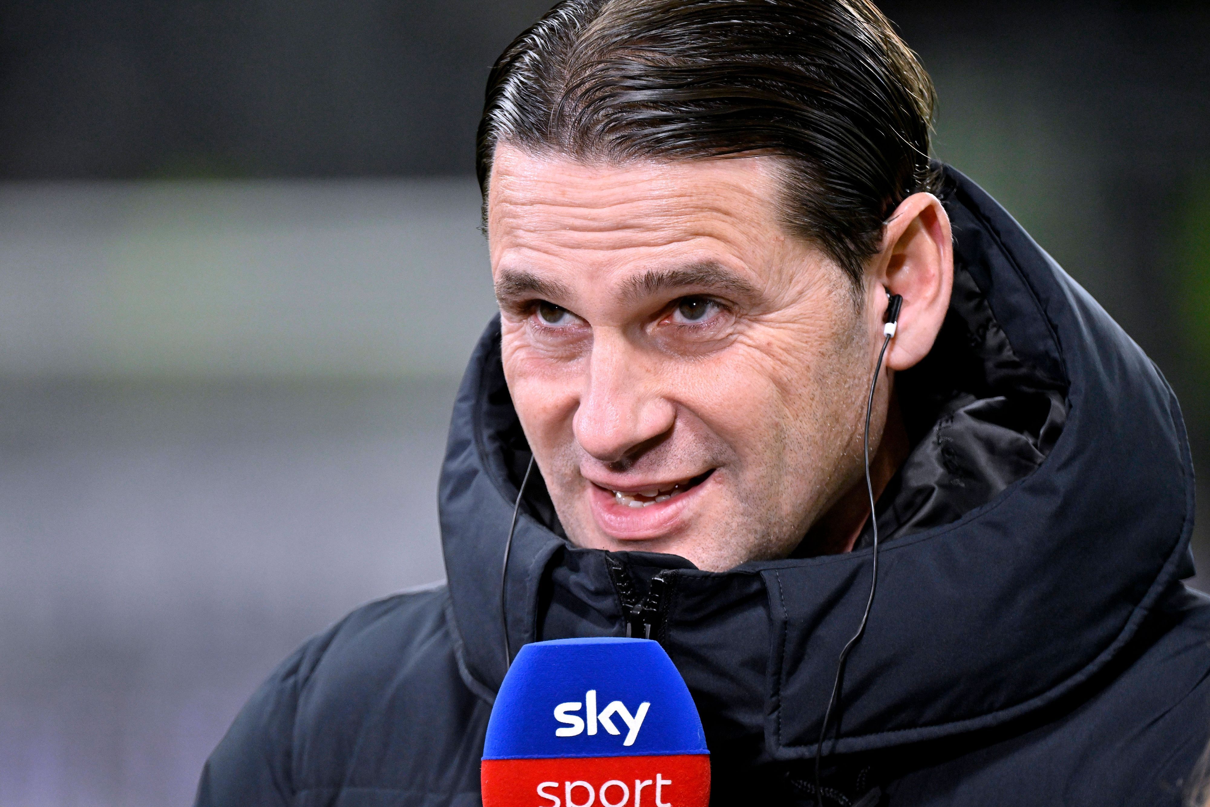 Trainer von Borussia Mönchengladbach am Mikrofon.