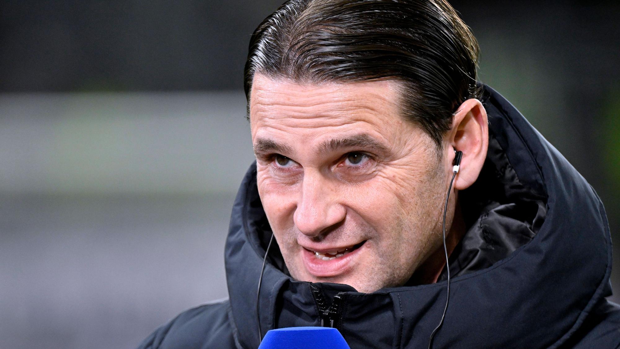 Trainer von Borussia Mönchengladbach am Mikrofon.
