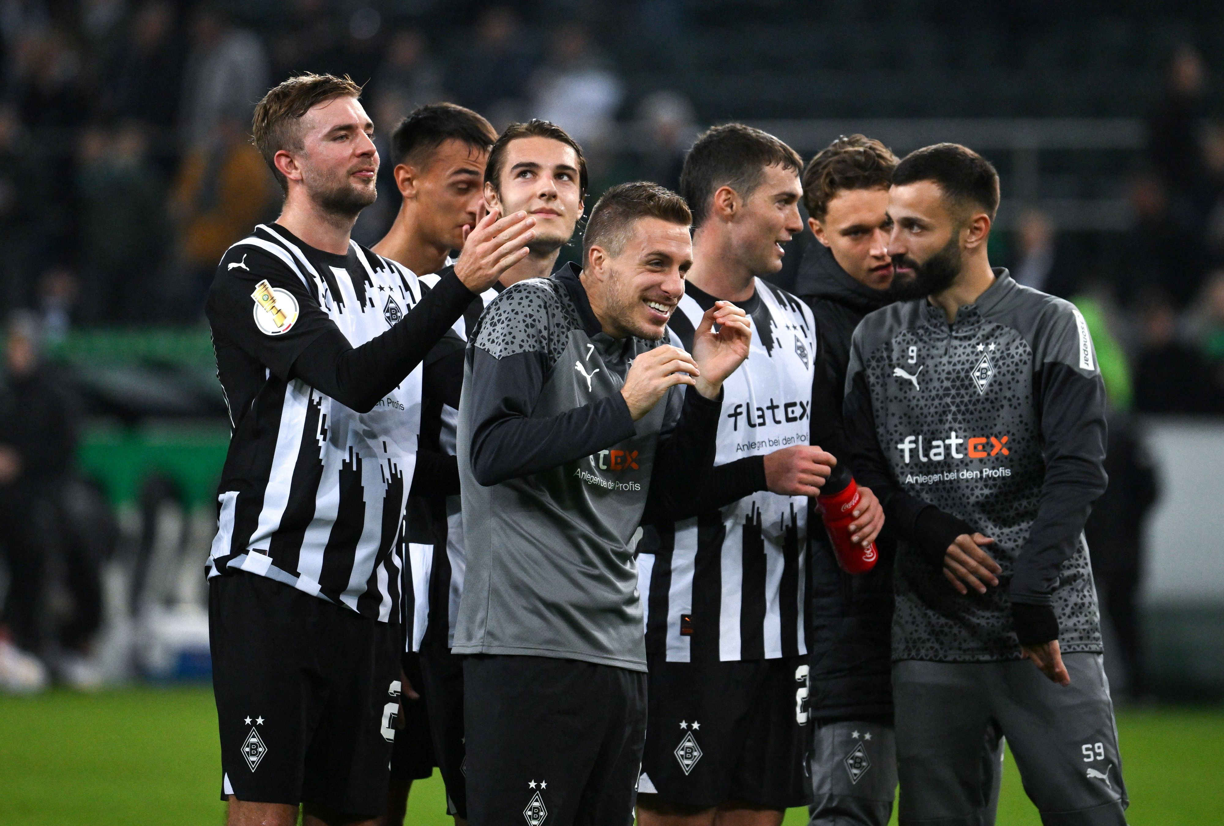 Spieler von Borussia Mönchengladbach freuen sich und lachen.