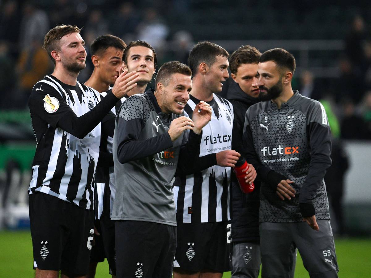 Spieler von Borussia Mönchengladbach freuen sich und lachen.
