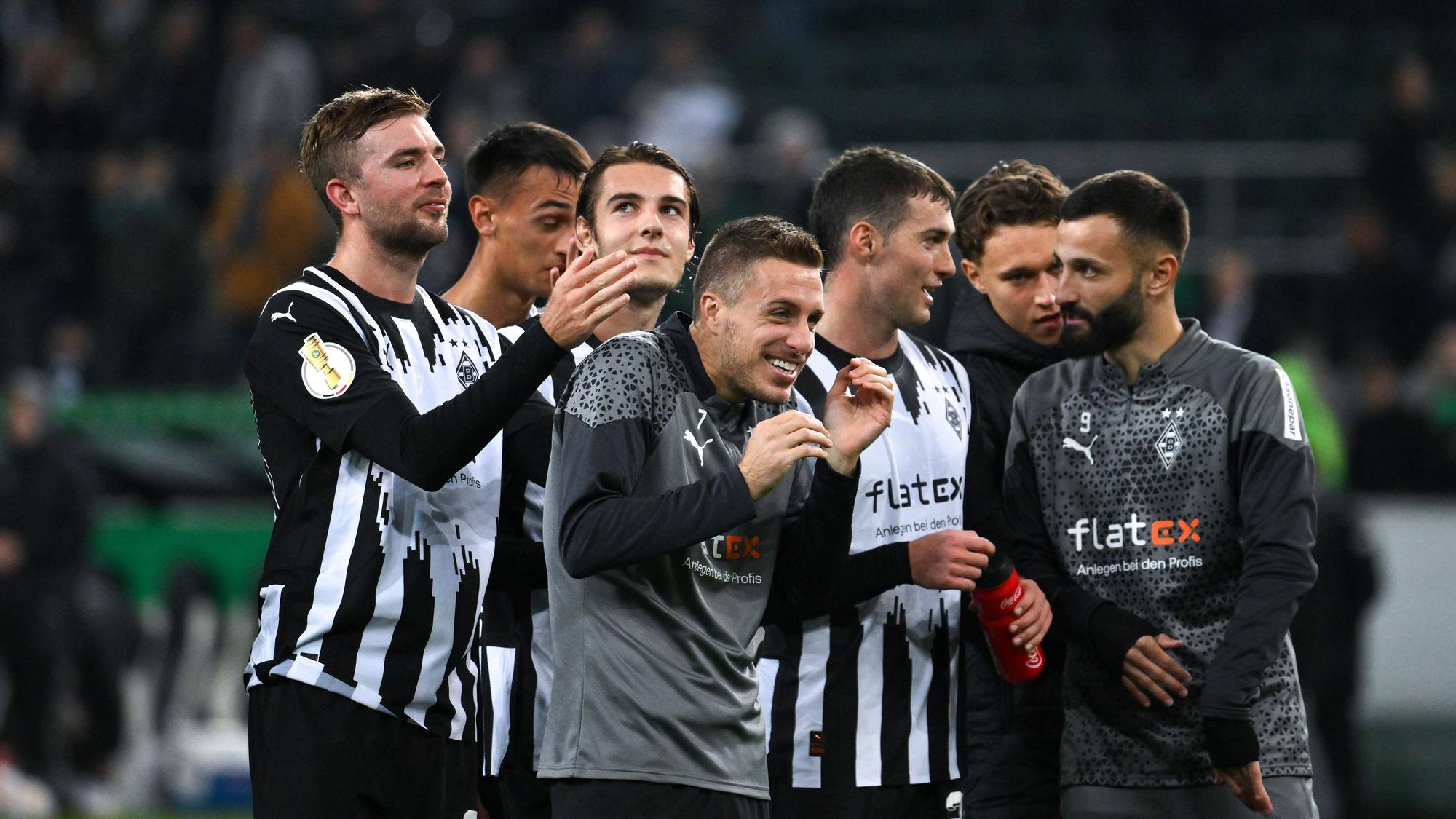 Spieler von Borussia Mönchengladbach freuen sich und lachen.