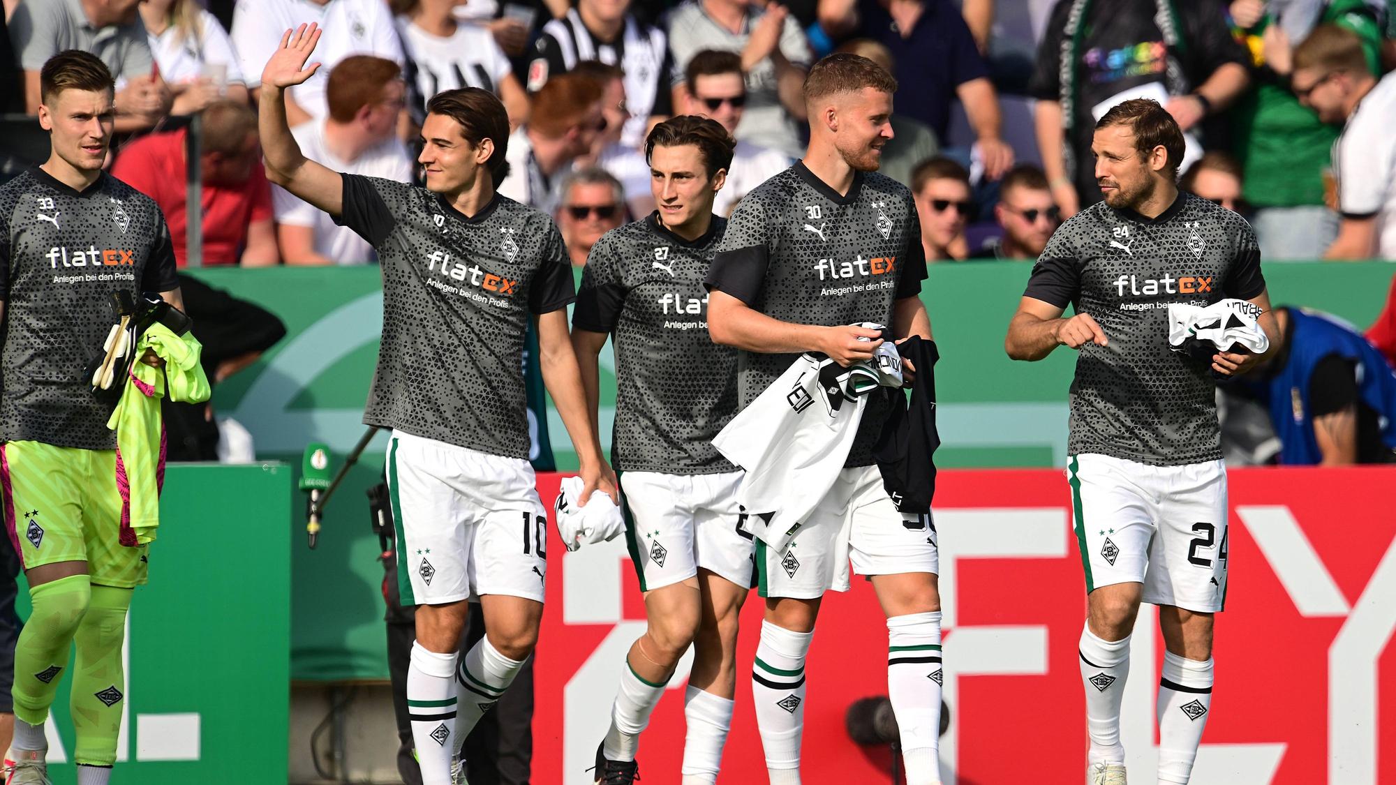 Spieler von Borussia Mönchengladbach beim Aufwärmen.
