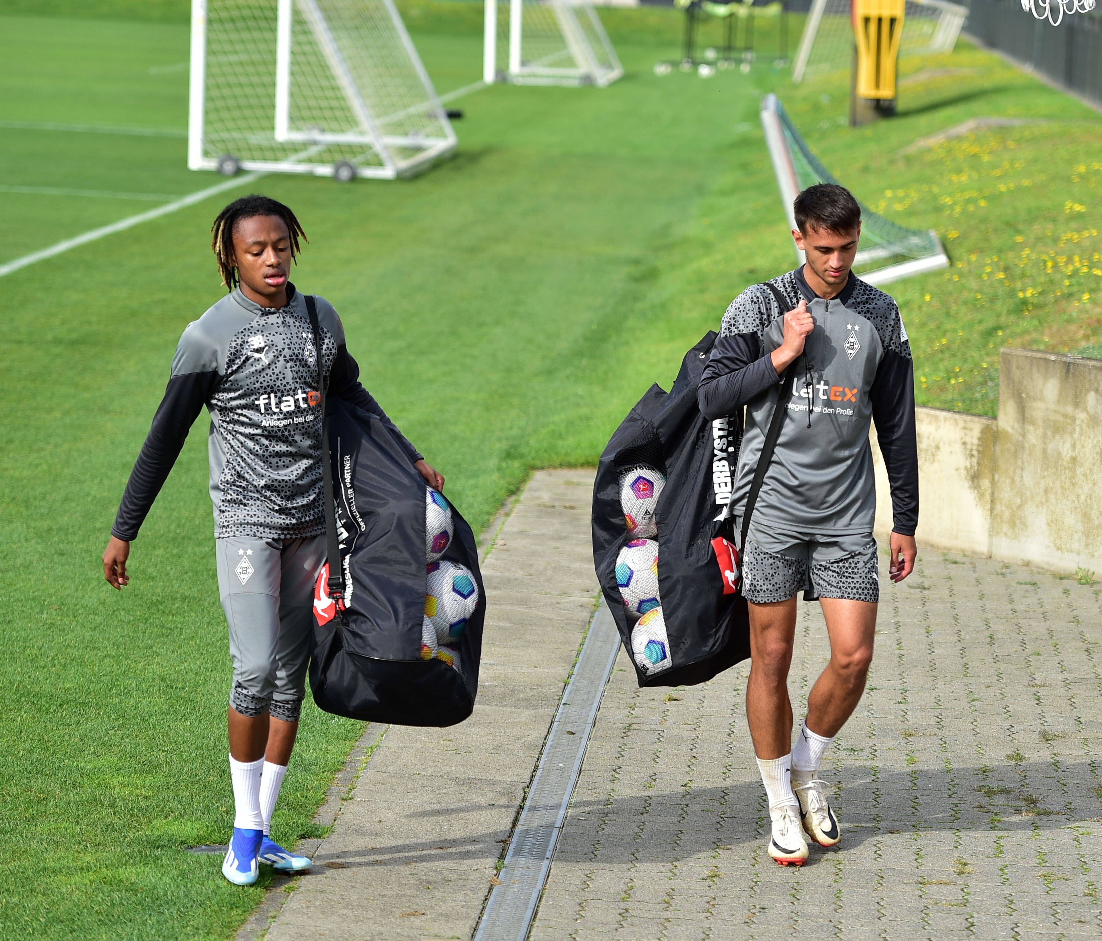 Yvandro Borges Sanches und Fabio Chiarodia alls Ballträger im Borussia-Training.