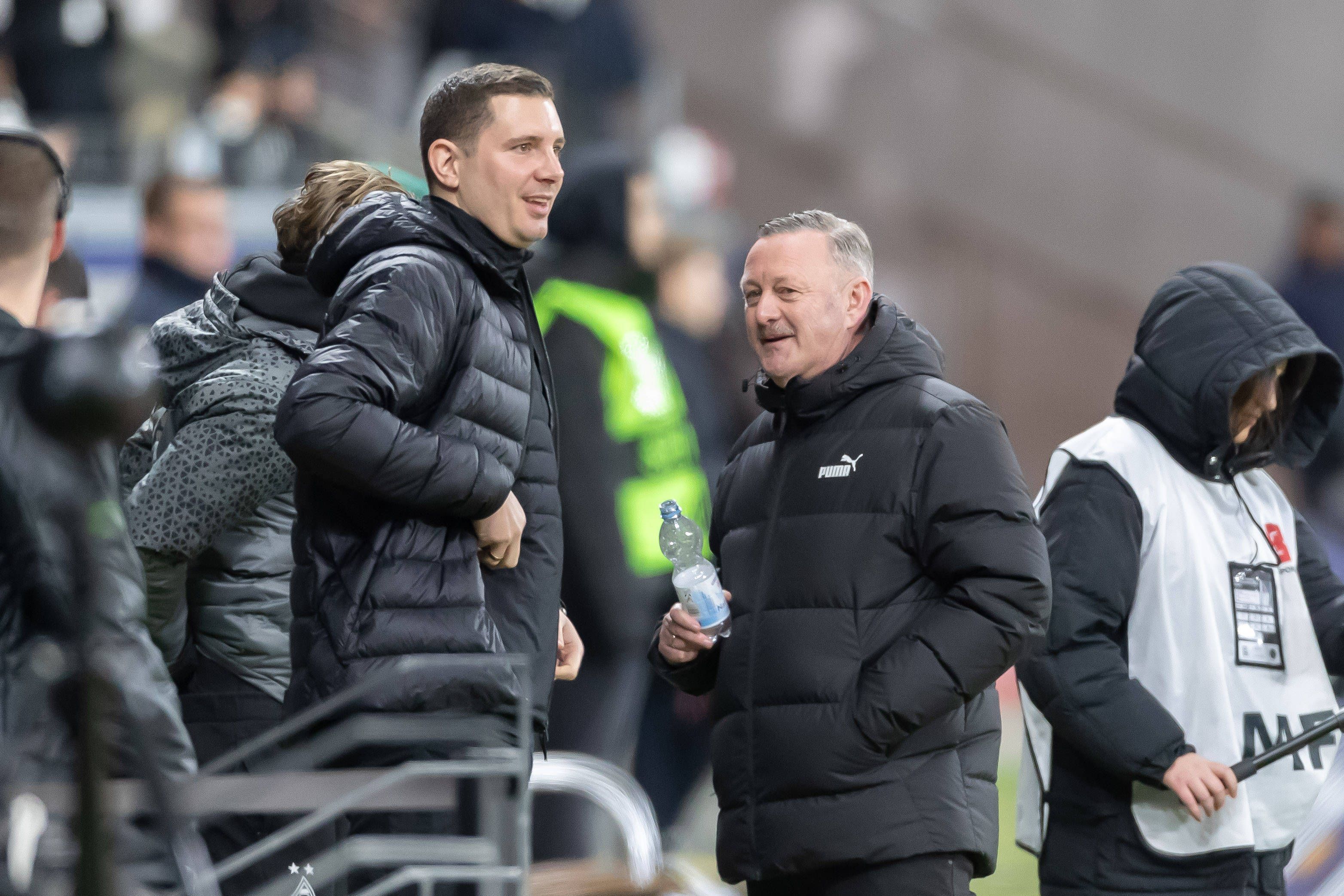 Zwei Verantwortliche von Borussia Mönchengladbach im Gespräch.