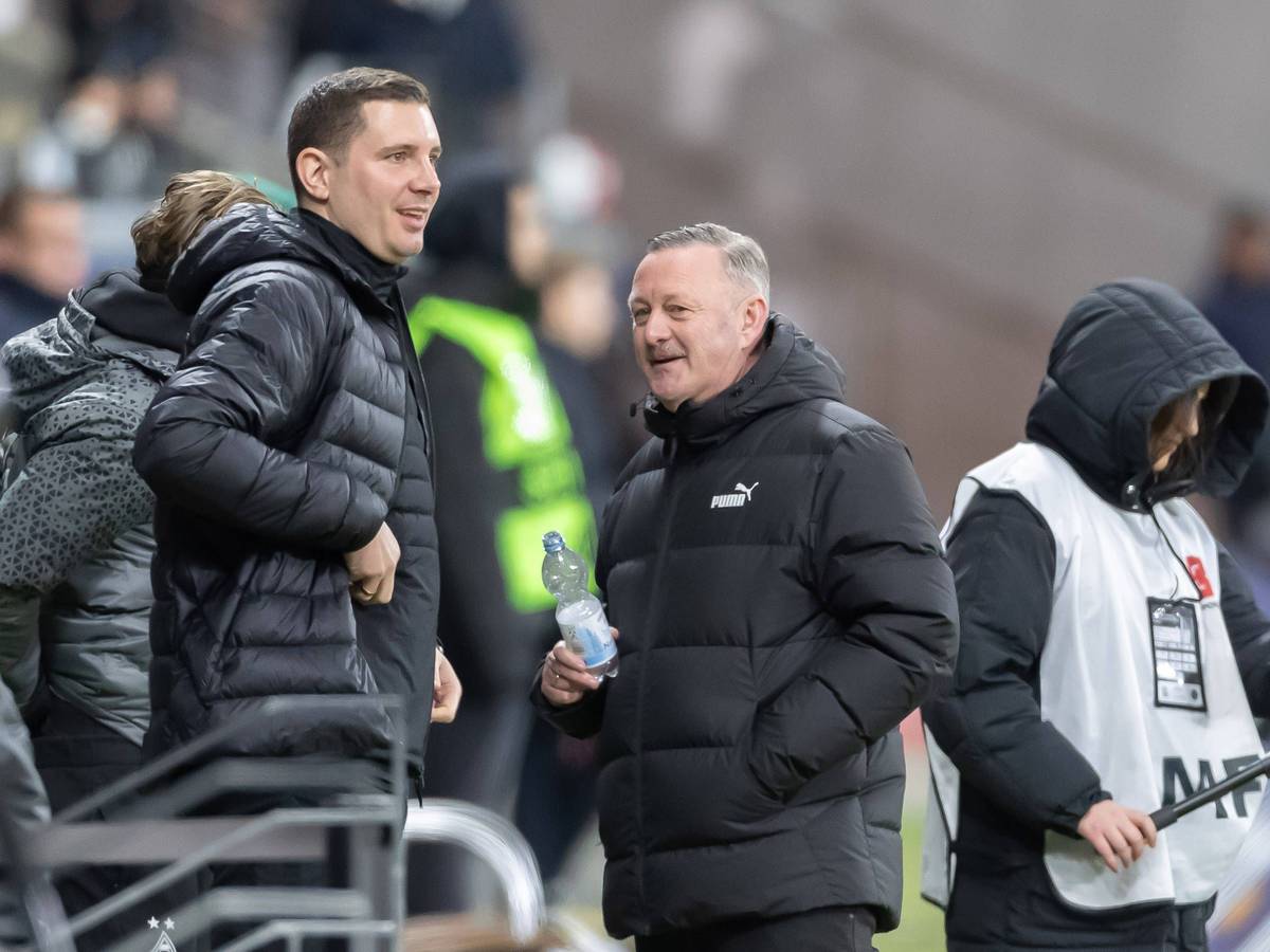 Zwei Verantwortliche von Borussia Mönchengladbach im Gespräch.