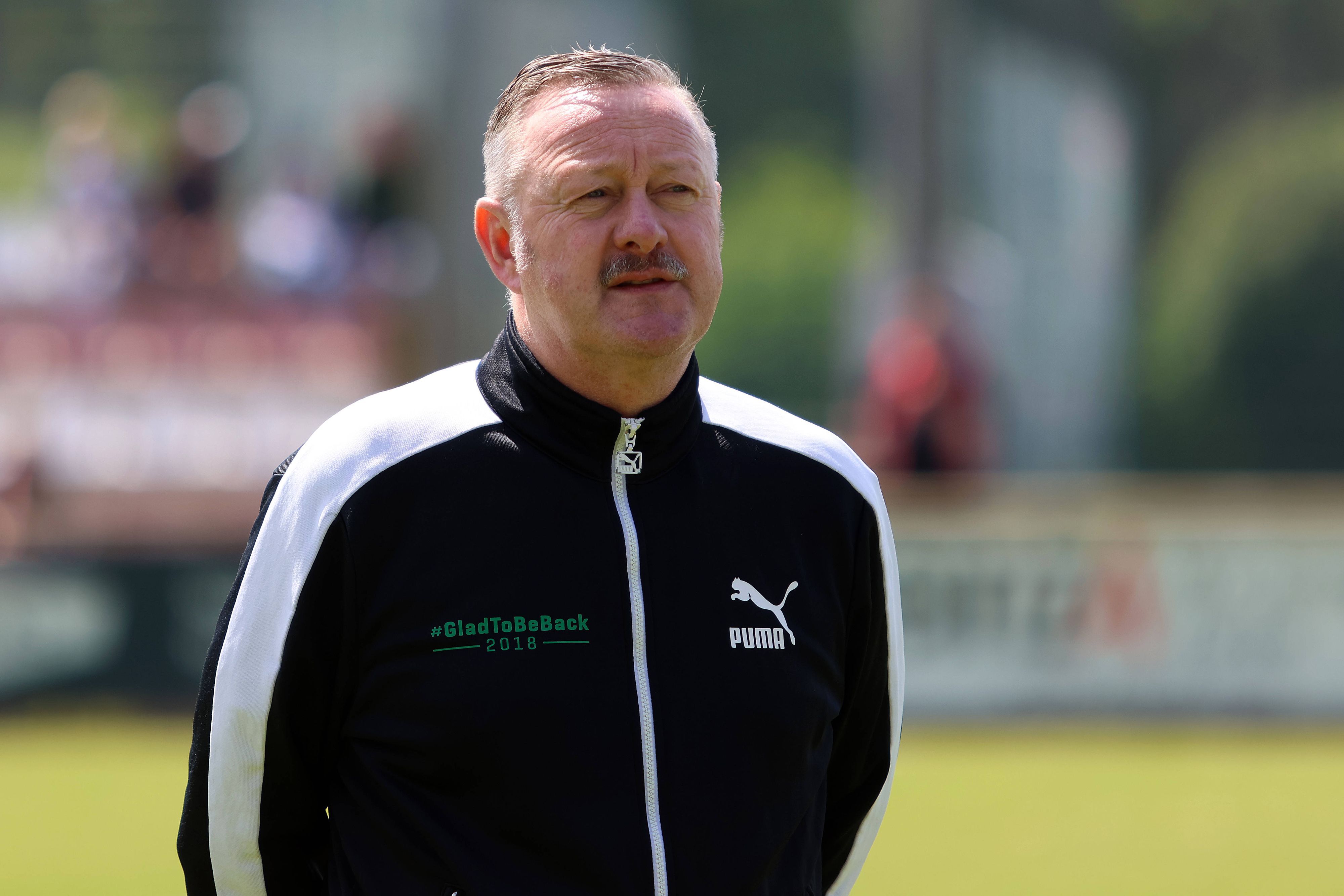 Sport-Geschäftsführer von Borussia Mönchengladbach mit angestrengtem Blick.