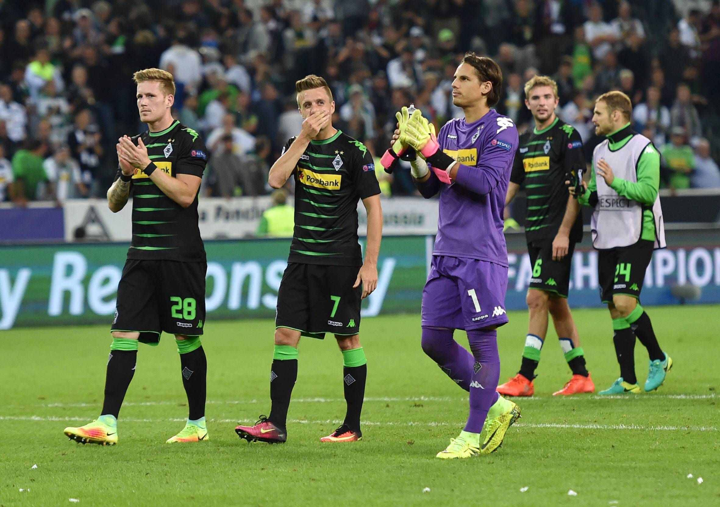 Spieler von Borussia Mönchengladbach bedanken sich bei ihren Fans.