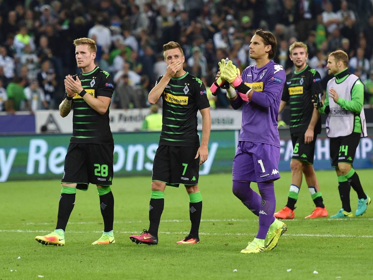 Spieler von Borussia Mönchengladbach bedanken sich bei ihren Fans.