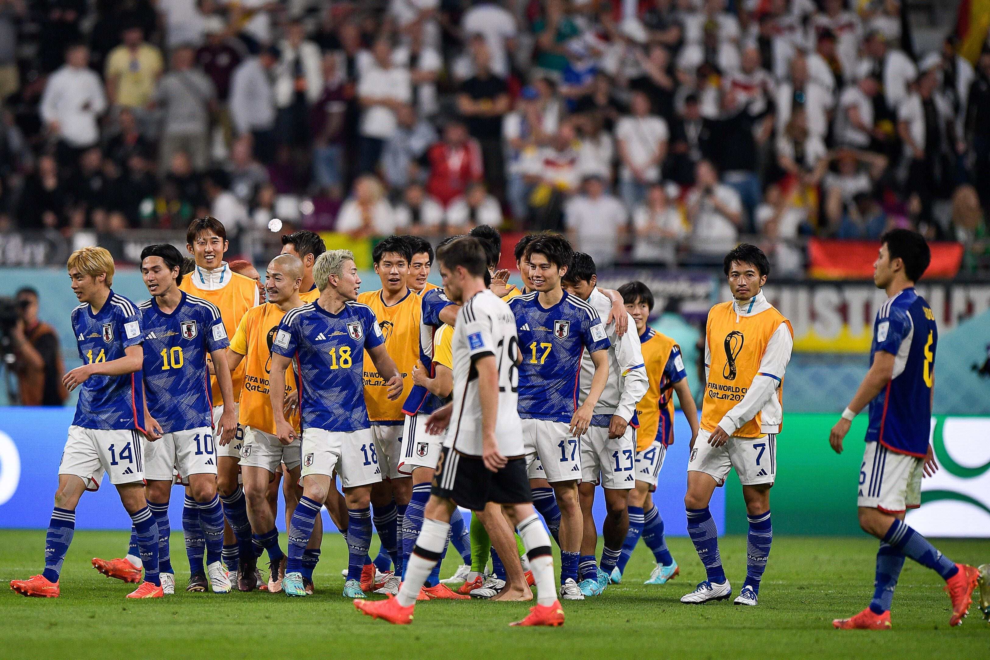 Die japanische Nationalmannschaft feiert den WM-Sieg gegen Deutschland.