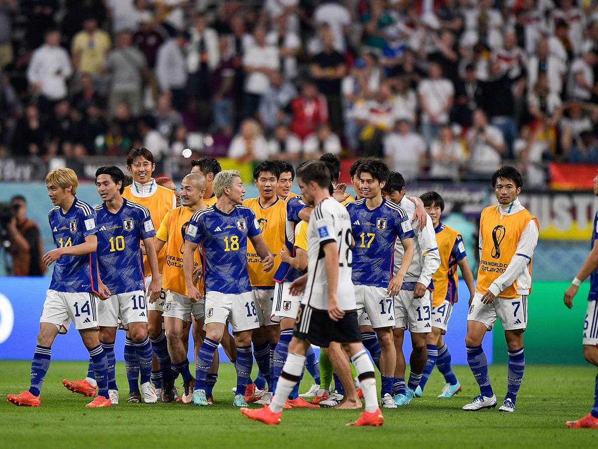 Die japanische Nationalmannschaft feiert den WM-Sieg gegen Deutschland.