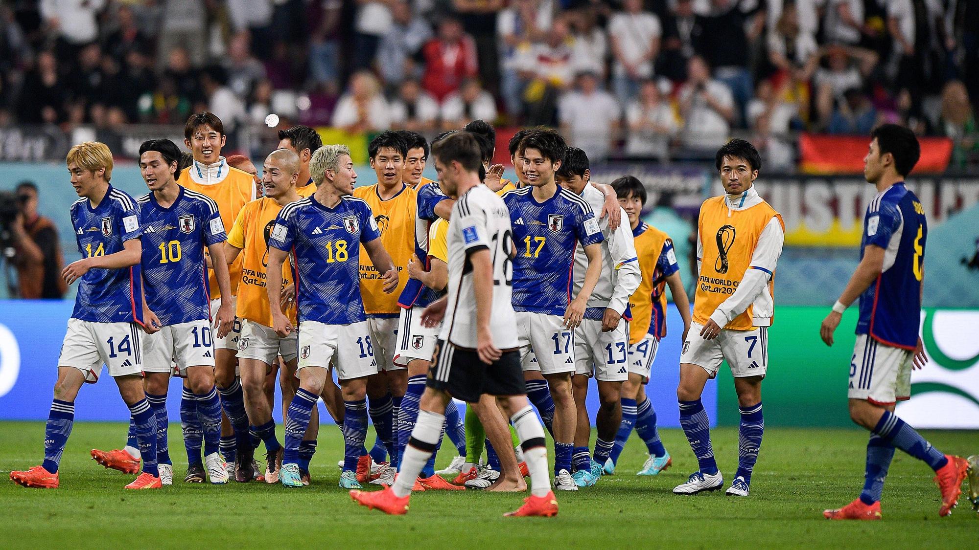 Die japanische Nationalmannschaft feiert den WM-Sieg gegen Deutschland.