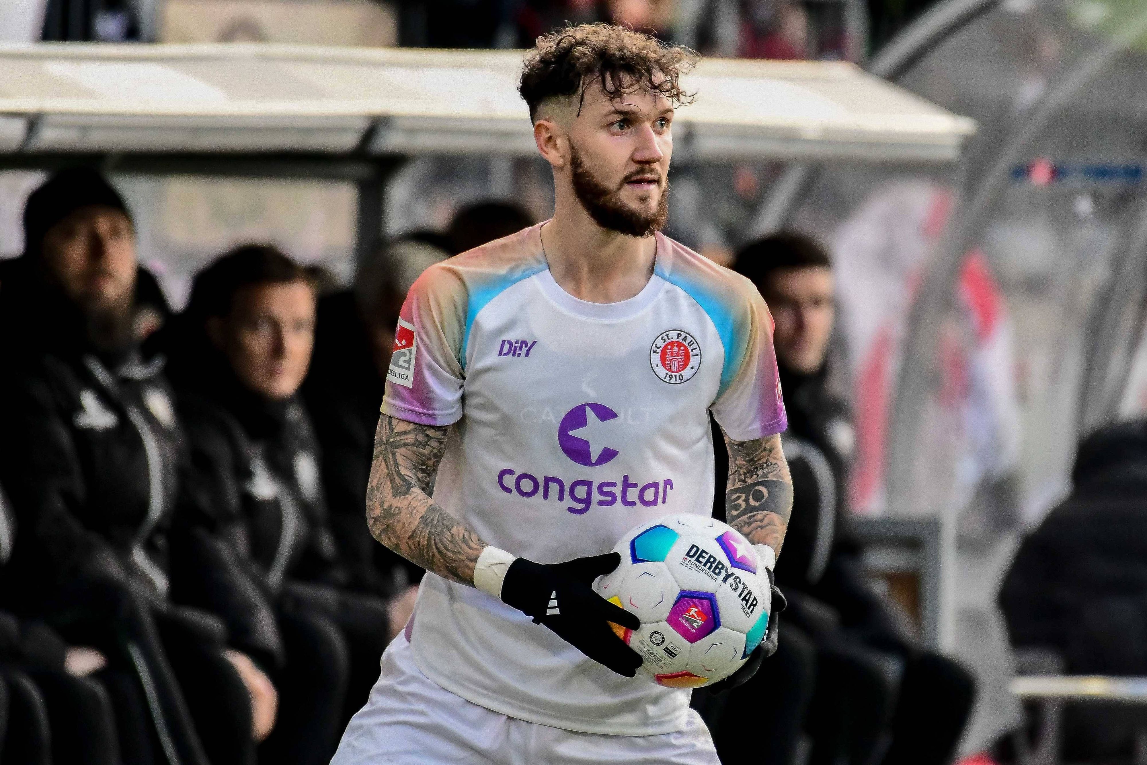 Marcel Hartel mit Ball in den Händen.