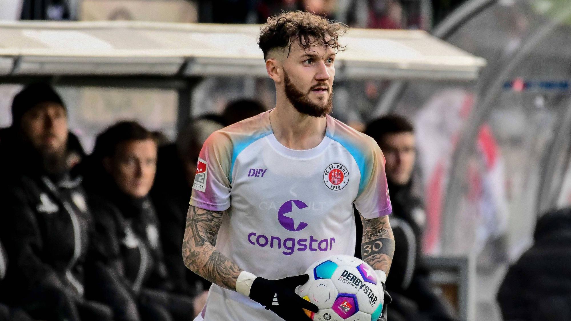 Marcel Hartel mit Ball in den Händen.