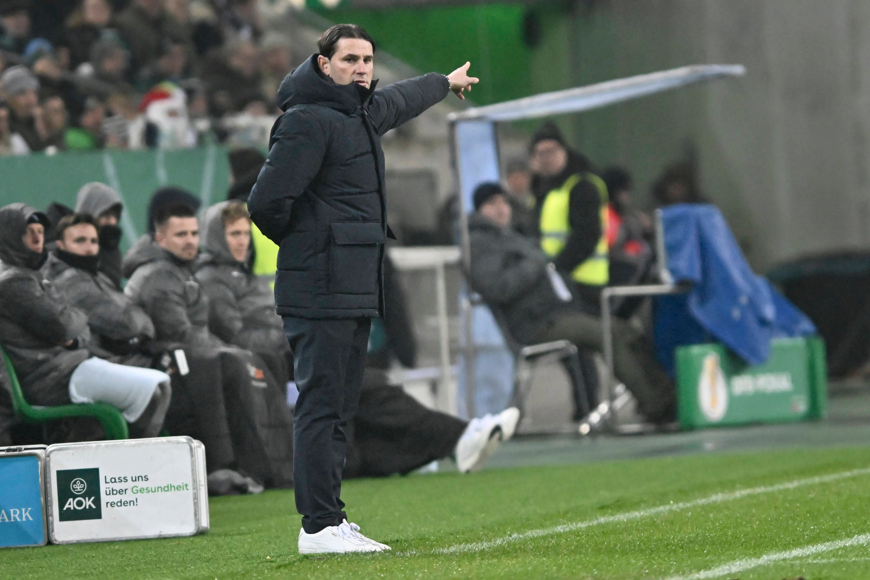 Gerardo Seoane zeigt nach links.