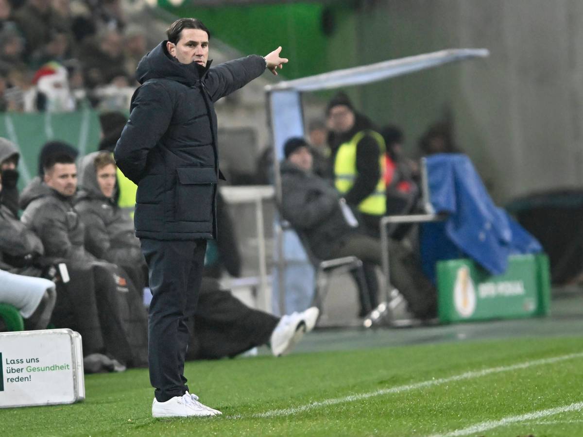 Gerardo Seoane zeigt nach links.