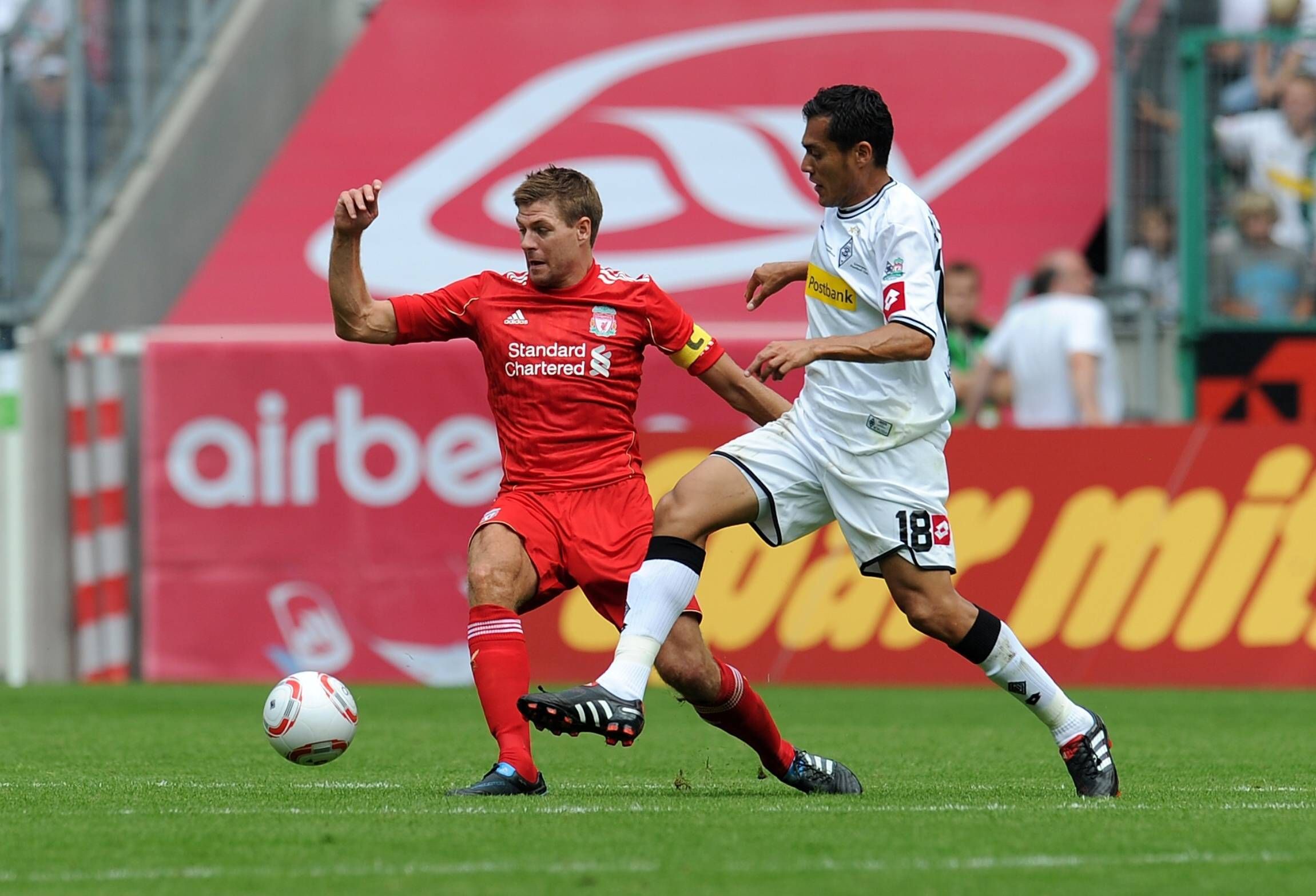 Steven Gerrard, im roten Liverpool-Trikot und Juan Arango im Zweikampf um den Ball.