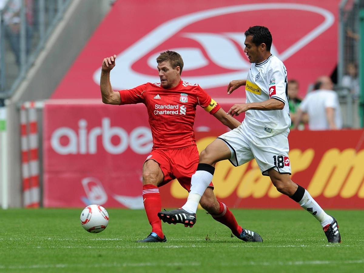 Steven Gerrard, im roten Liverpool-Trikot und Juan Arango im Zweikampf um den Ball.