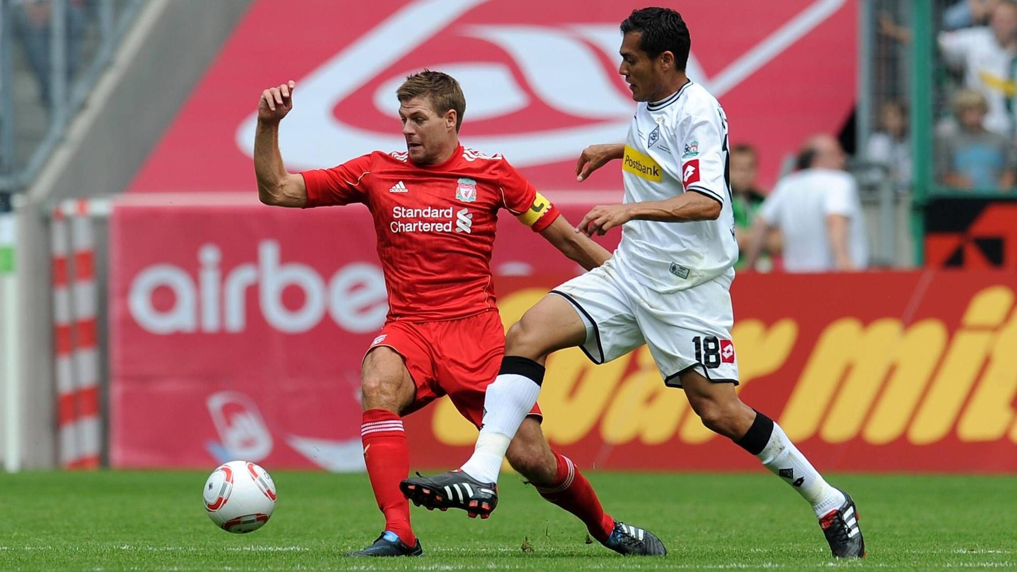 Steven Gerrard, im roten Liverpool-Trikot und Juan Arango im Zweikampf um den Ball.