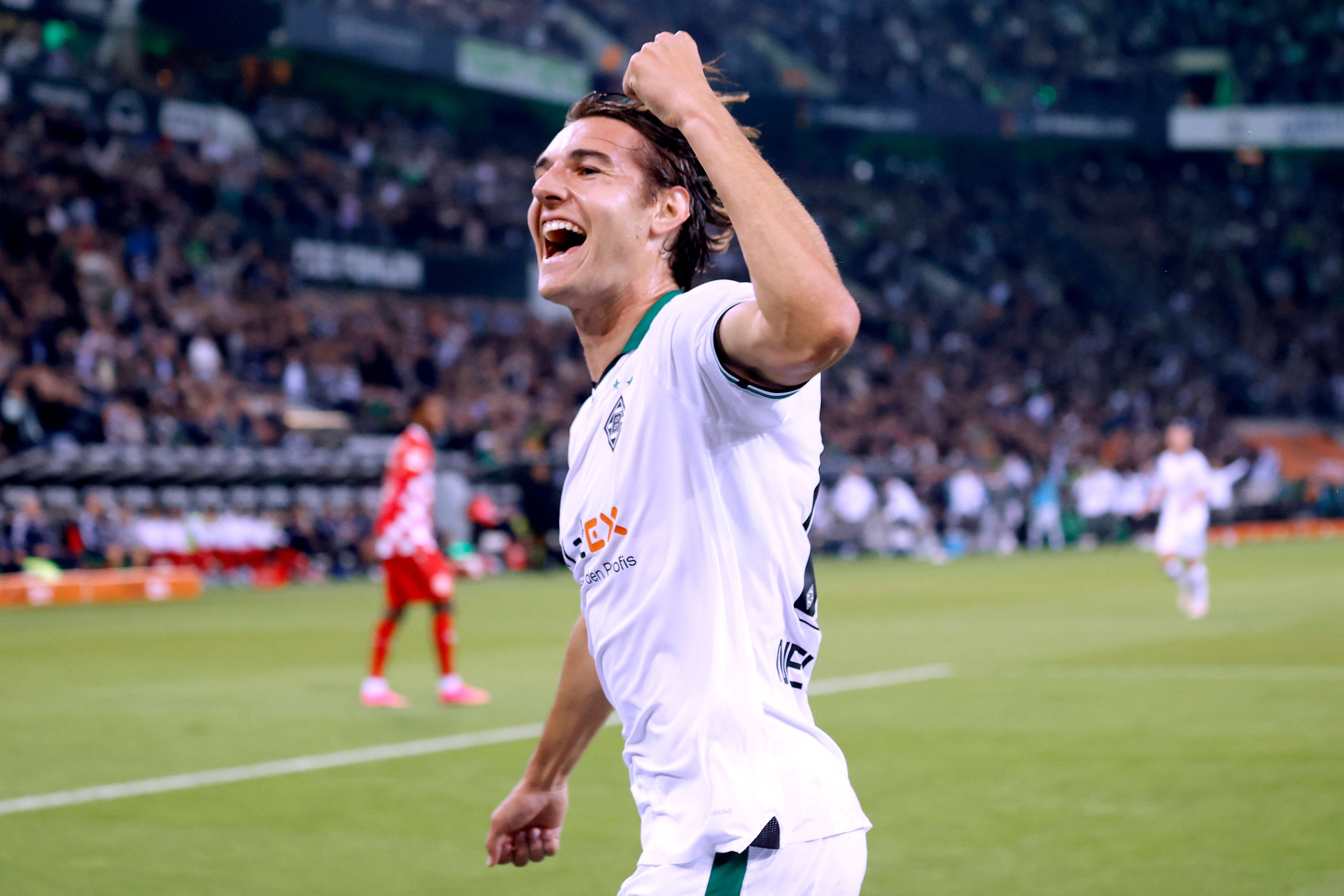 Florian Neuhaus bejubelt einen Treffer.