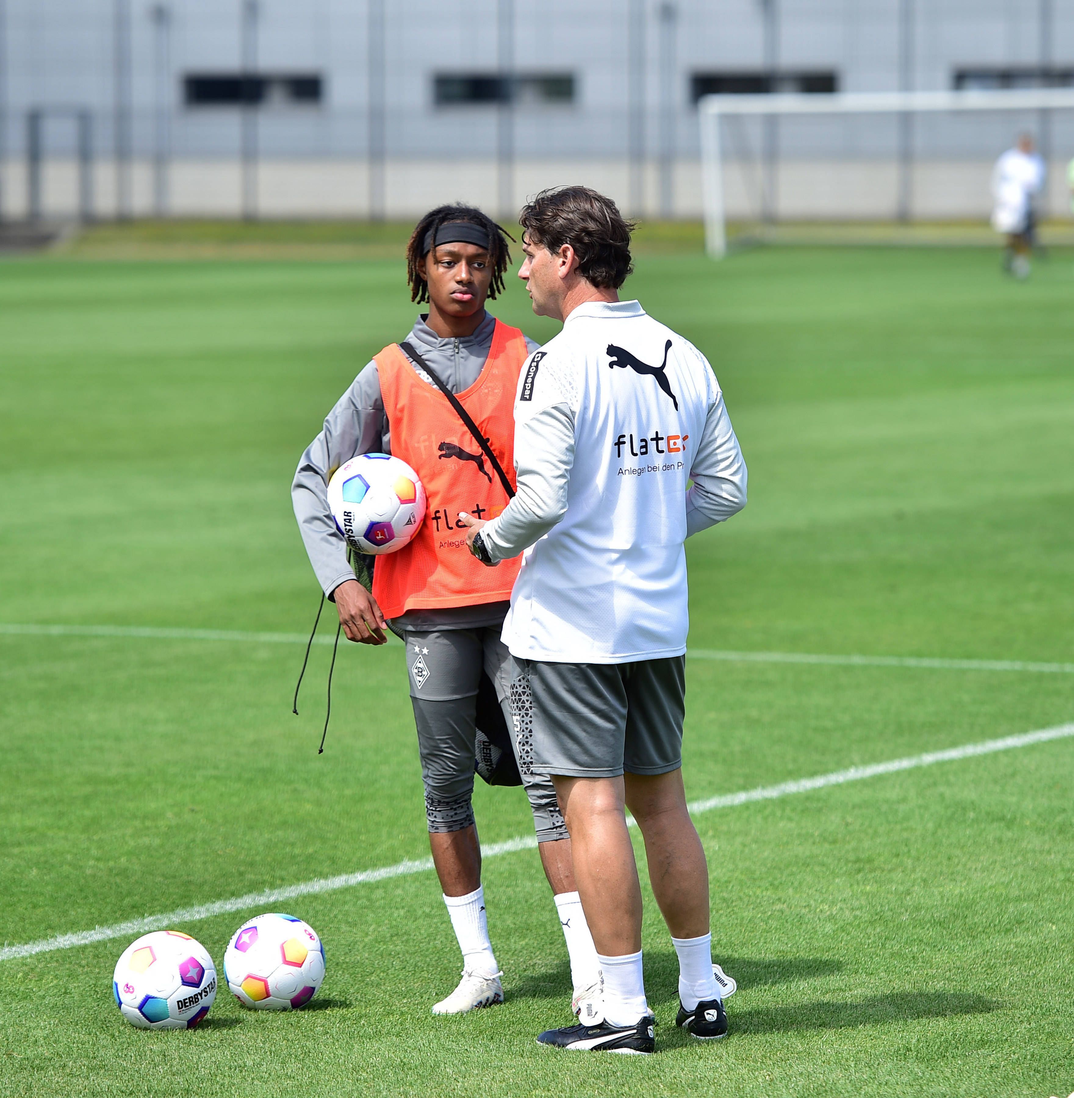Gerardo Seoane im Gespräch mit Yvandro Borges Sanches.