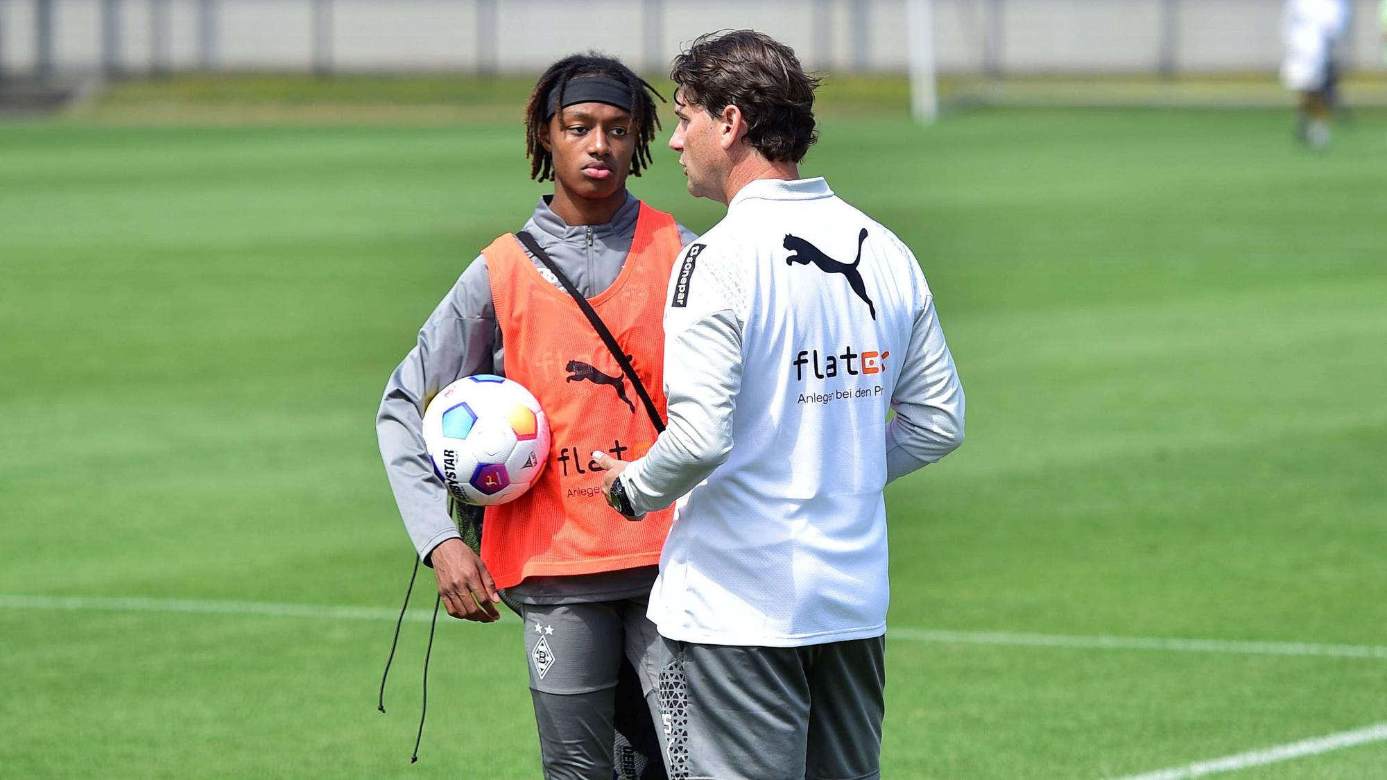 Gerardo Seoane im Gespräch mit Yvandro Borges Sanches.
