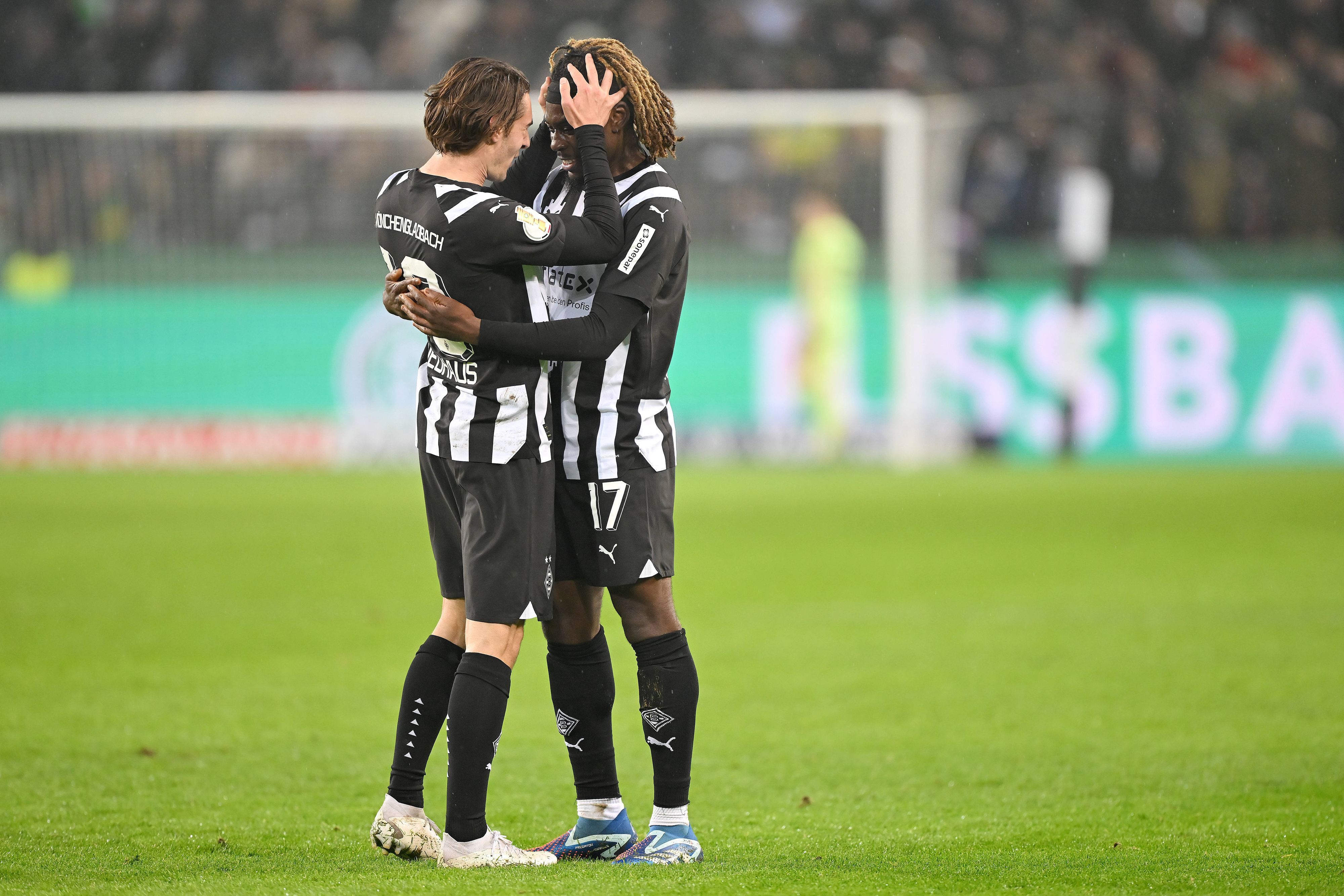 Flo Neuhaus und Manu Koné bejubeln einen Treffer.