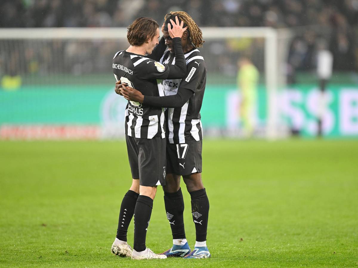 Flo Neuhaus und Manu Koné bejubeln einen Treffer.