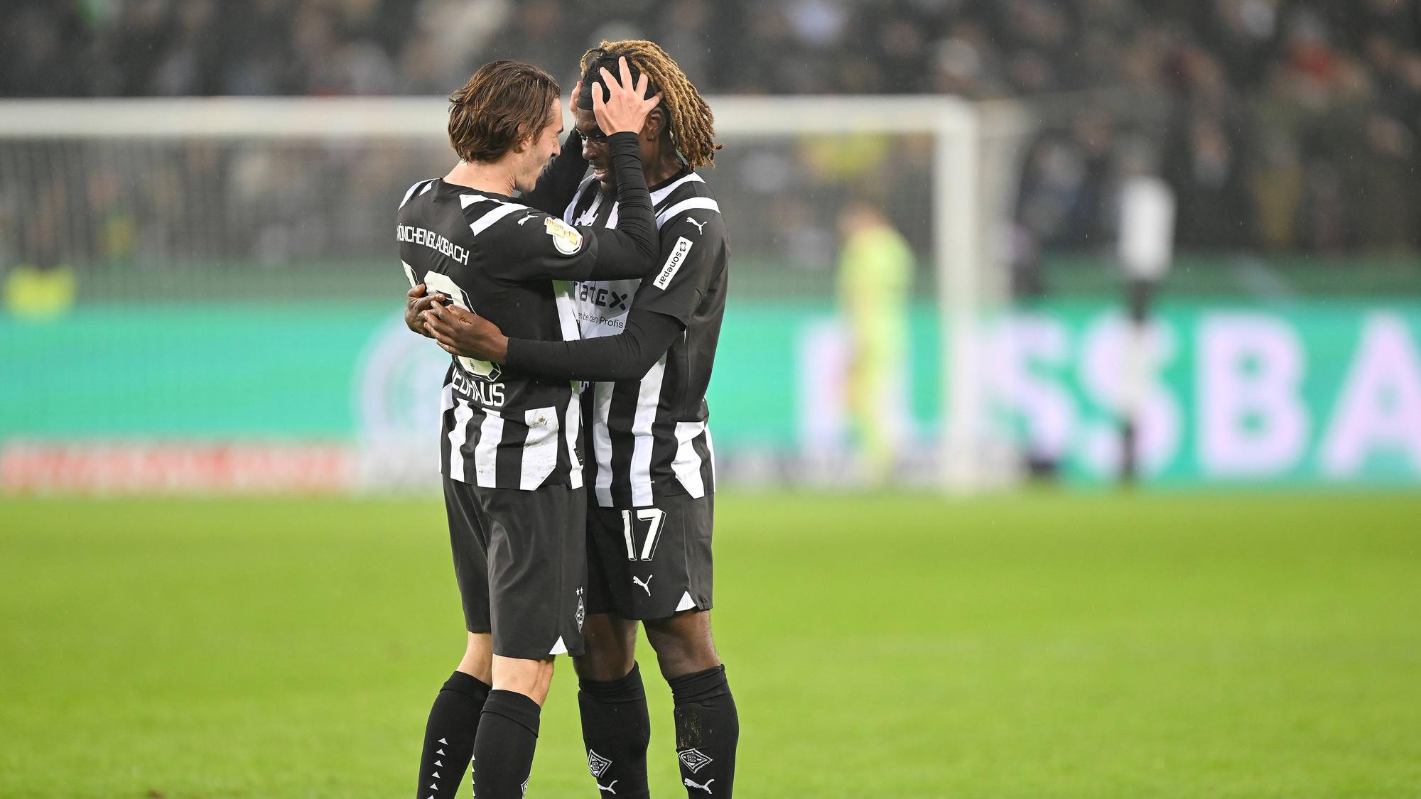 Flo Neuhaus und Manu Koné bejubeln einen Treffer.