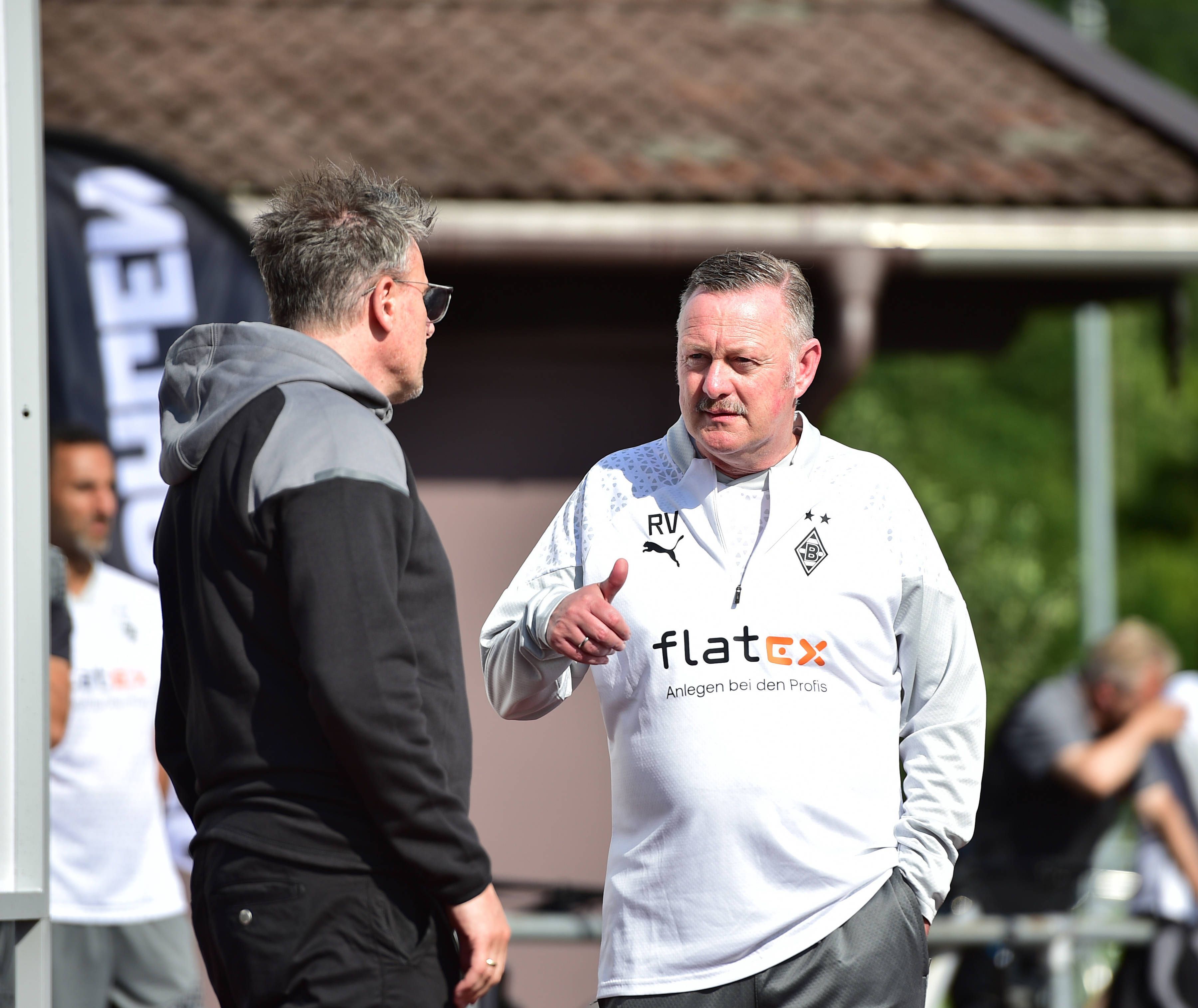 Steffen Korell und Roland Virkus unterhalten sich.
