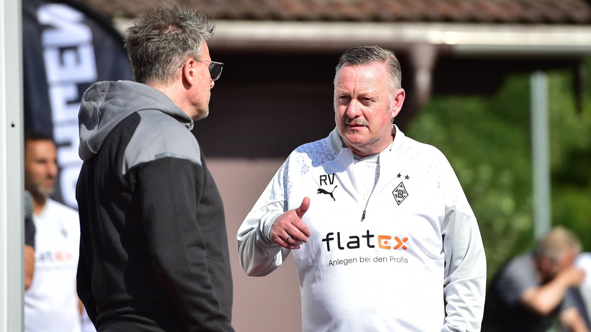Steffen Korell und Roland Virkus unterhalten sich.