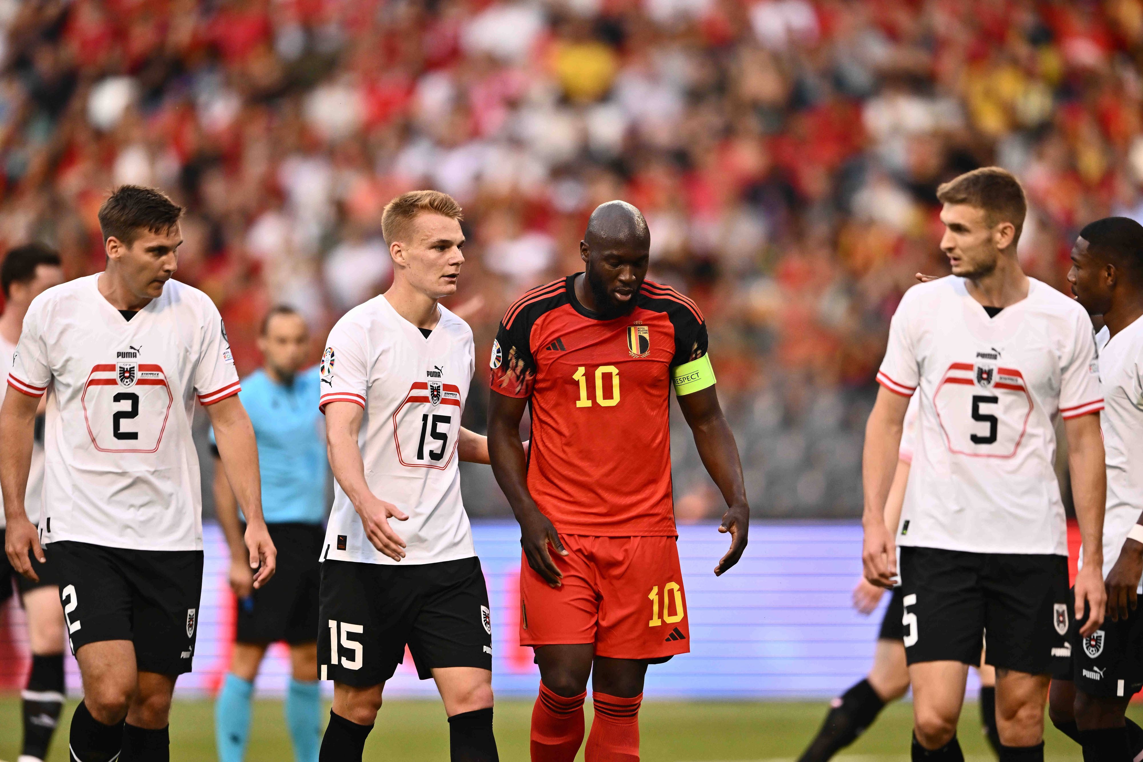 Spieler von Österreich und Belgien vor einer Ecke.