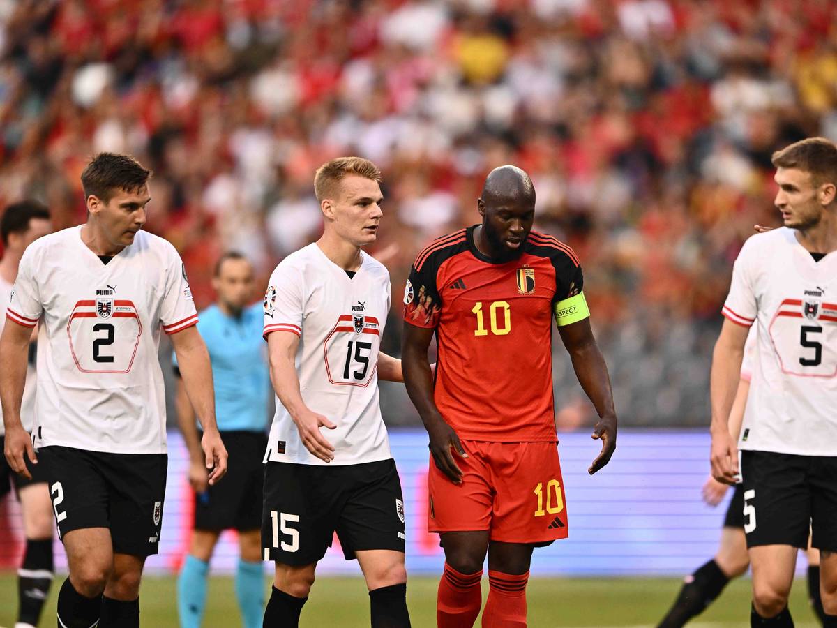 Spieler von Österreich und Belgien vor einer Ecke.