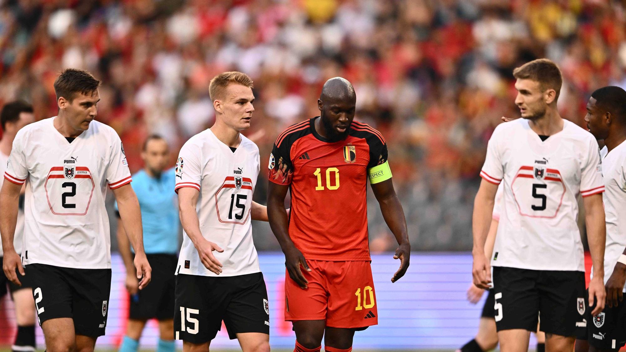 Spieler von Österreich und Belgien vor einer Ecke.