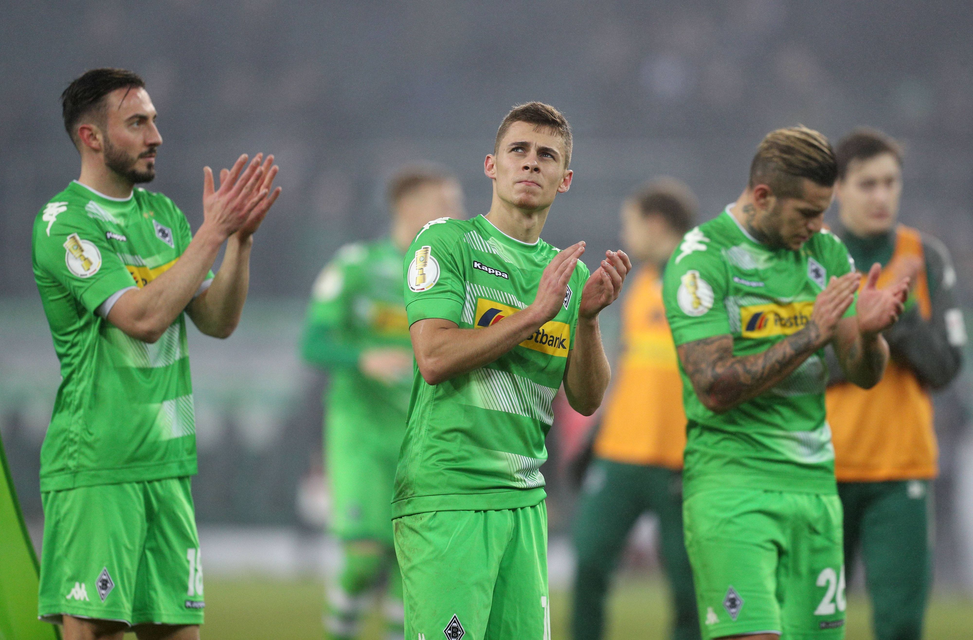 Josip Drmic, Thorgan Hazard und Raul Bobadilla applaudieren.