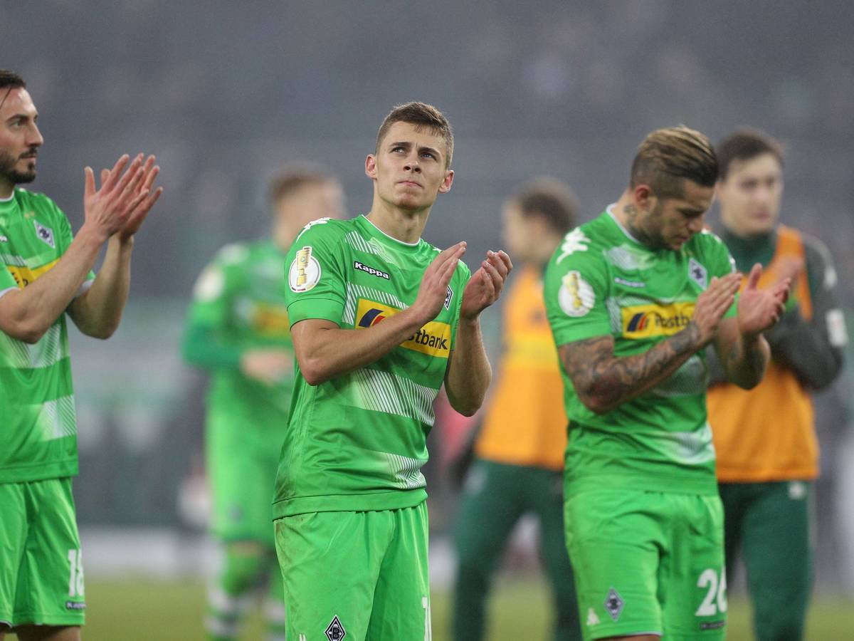 Josip Drmic, Thorgan Hazard und Raul Bobadilla applaudieren.