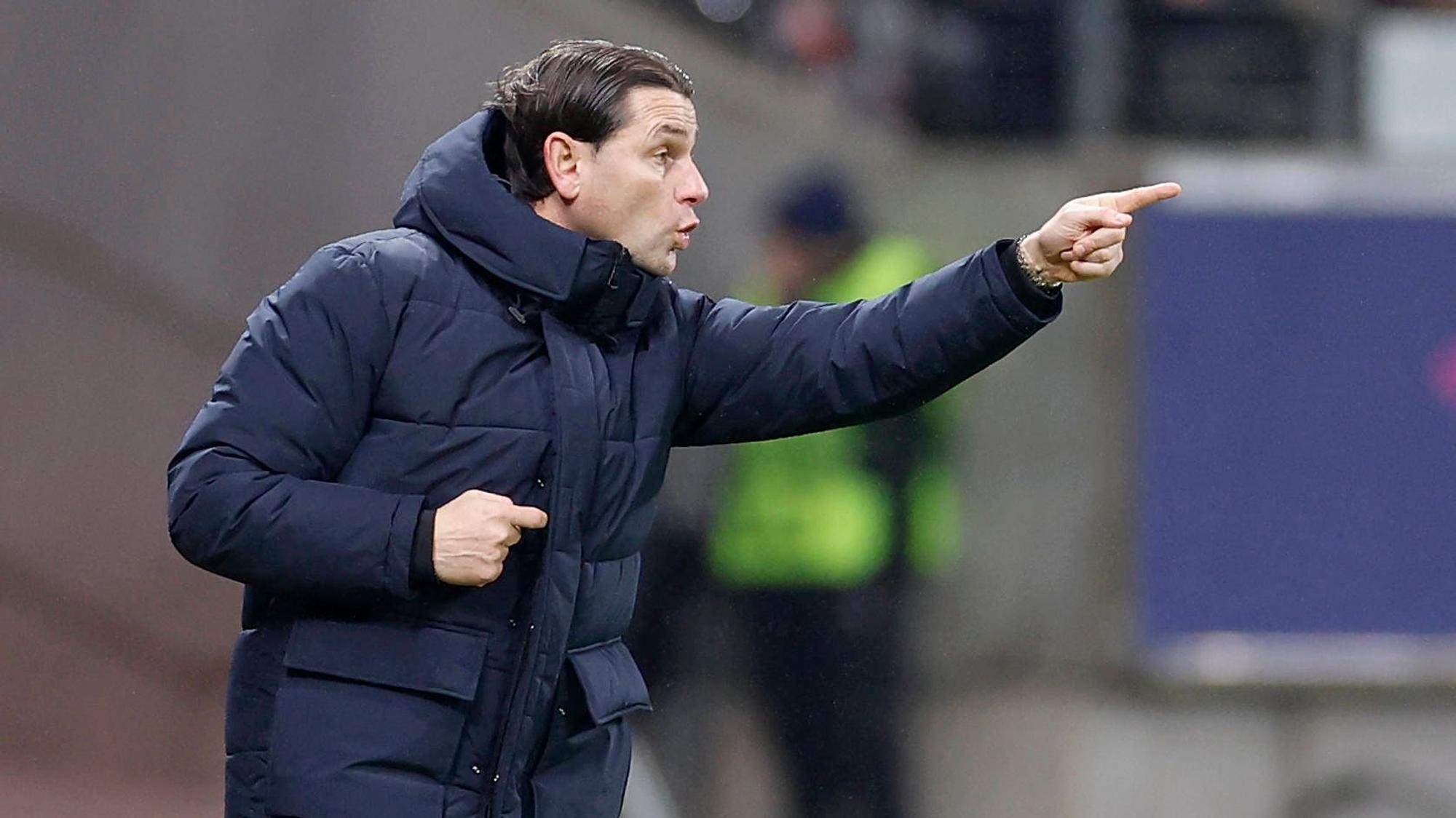 Gerardo Seoane gibt Anweisungen am Spielfeldrand.