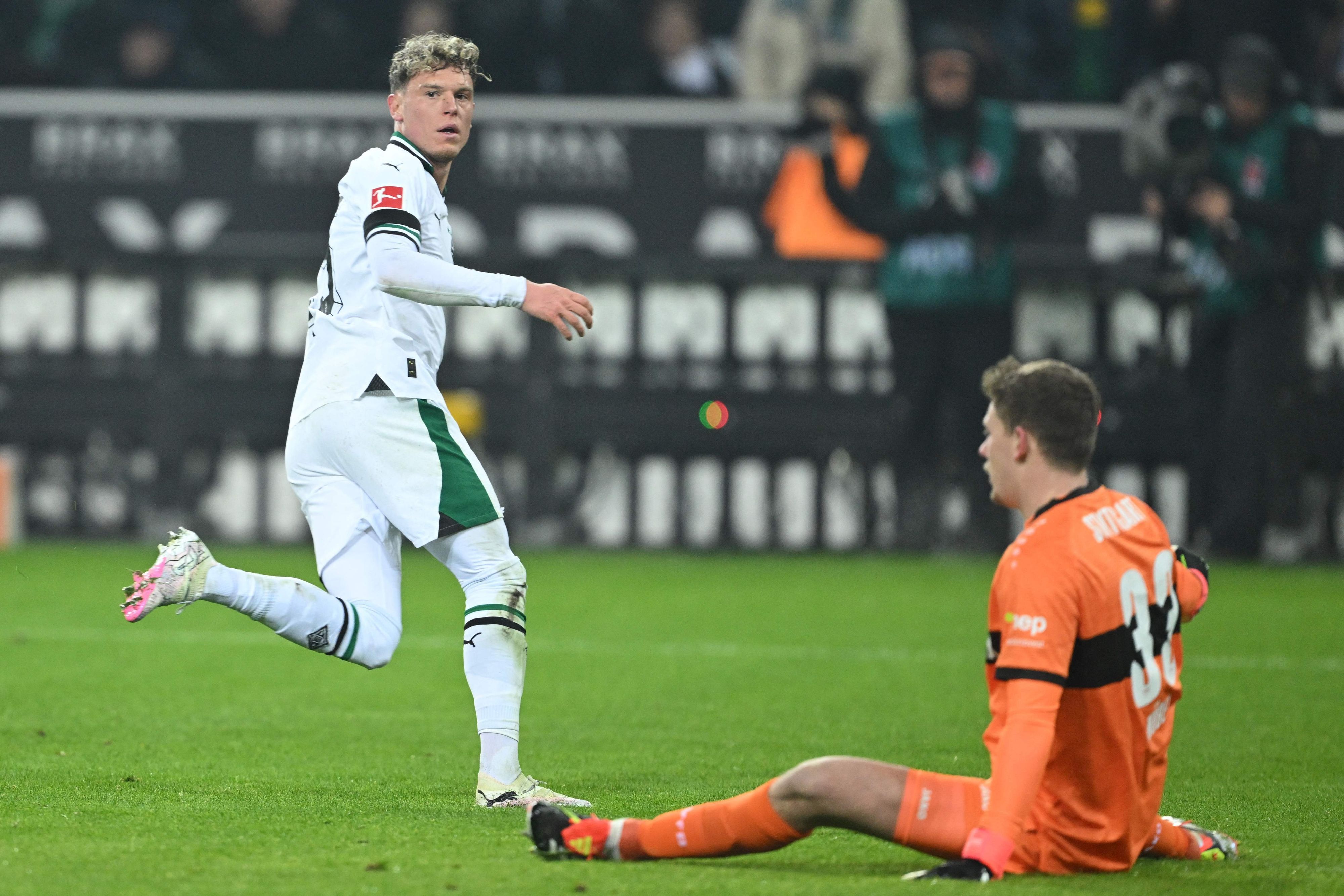 Robin Hack bezwingt Alexander Nübel.