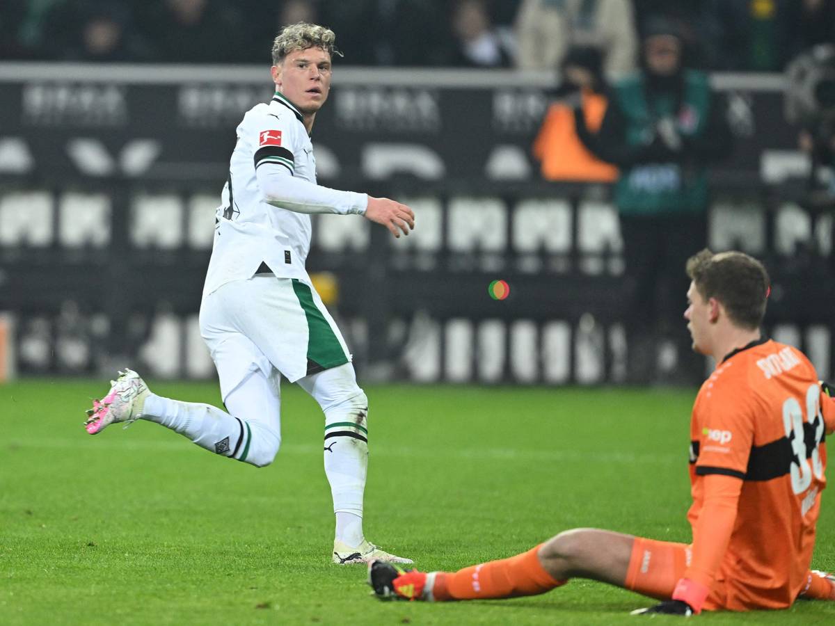 Robin Hack bezwingt Alexander Nübel.
