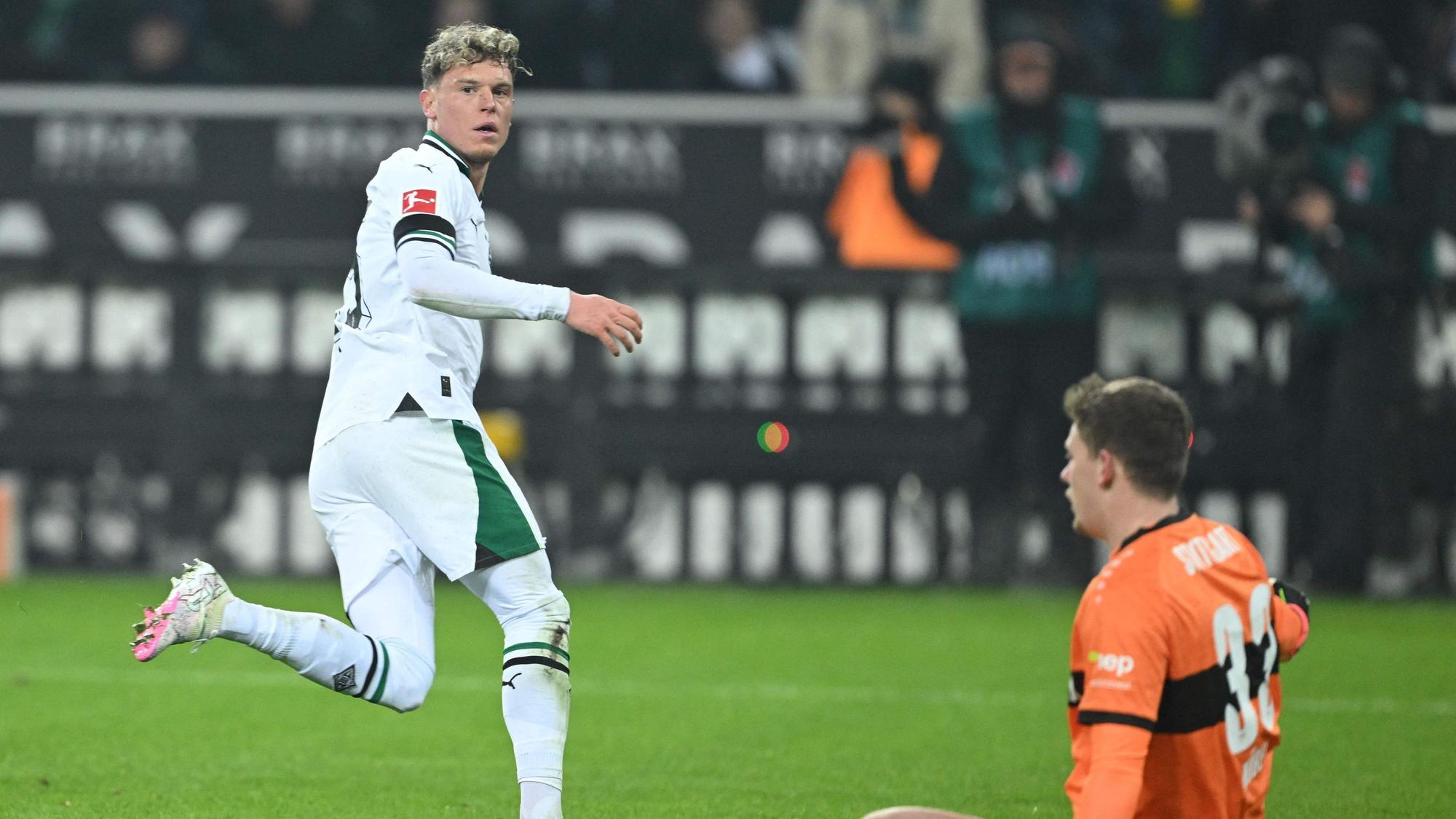Robin Hack bezwingt Alexander Nübel.