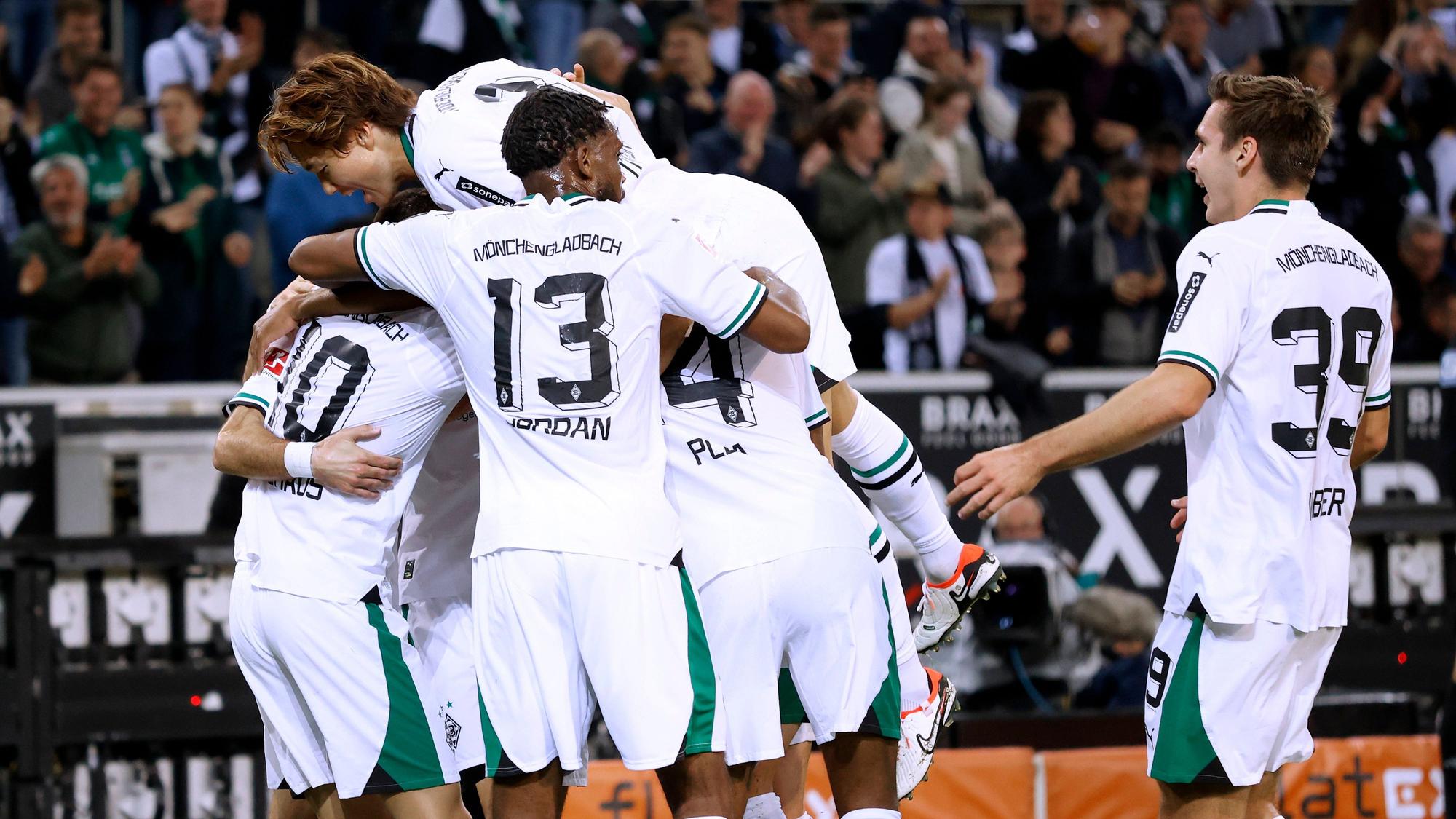Die Borussia-Spieler bejubeln einen Treffer.