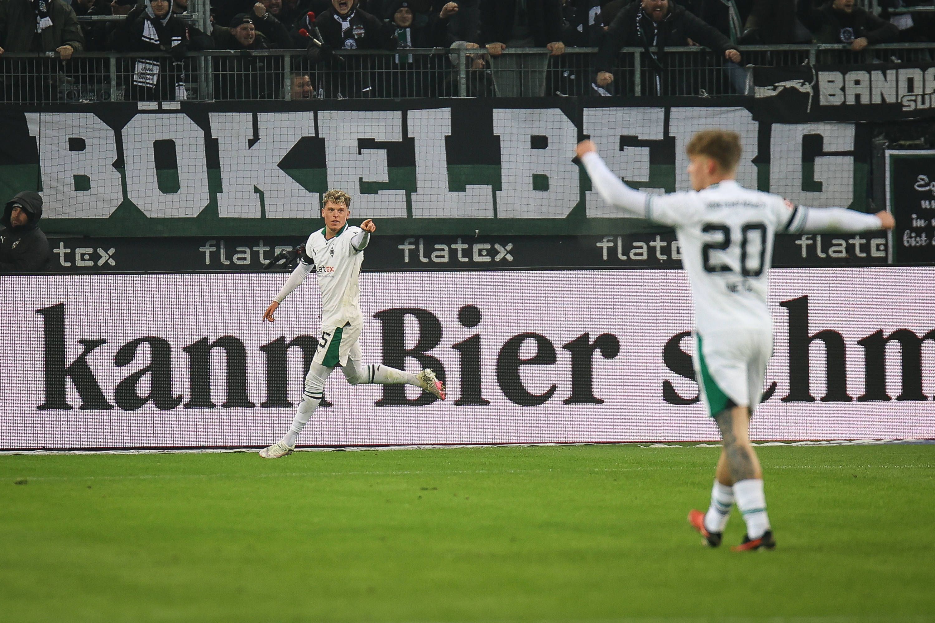 Robin Hack bejubelt seinen zweiten Gladbach-Treffer gegen Stuttgart.