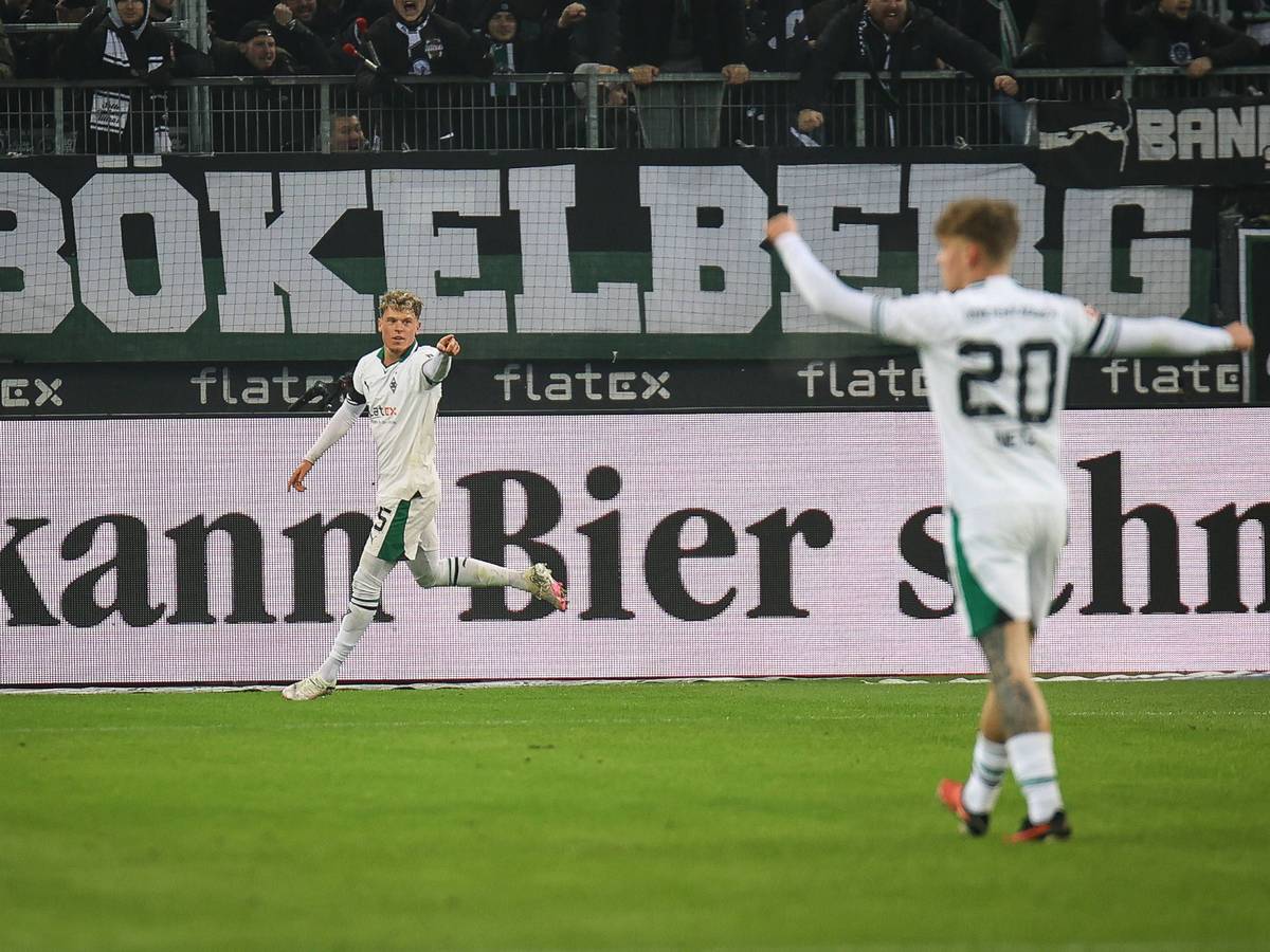 Robin Hack bejubelt seinen zweiten Gladbach-Treffer gegen Stuttgart.