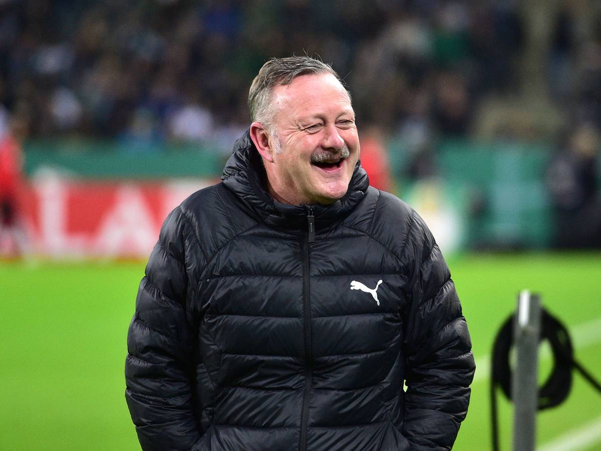 Roland Virkus lacht am Spielfeldrand.