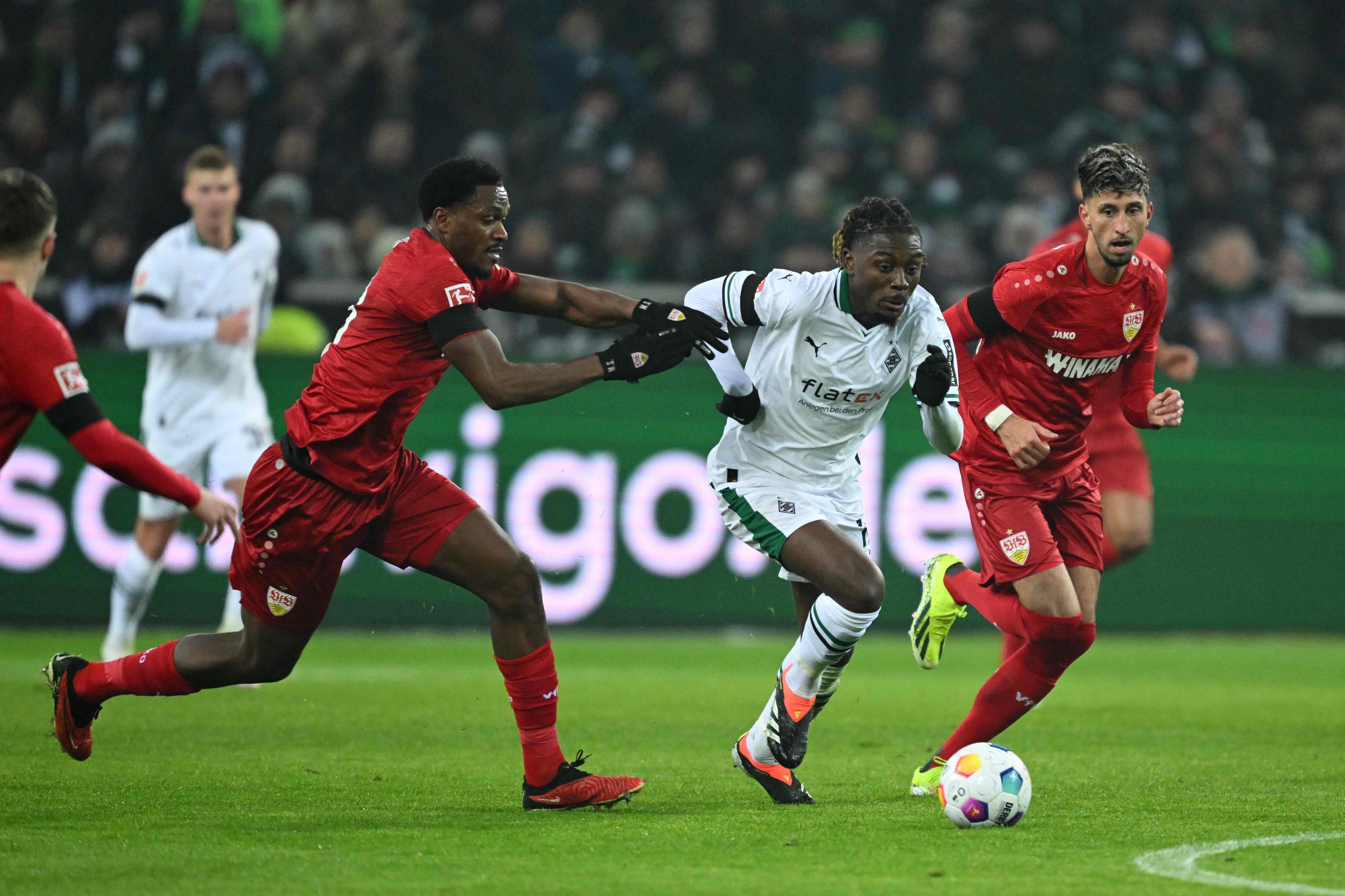 Manu Koné (2.v.r.) rennt zwei Stuttgartern davon.