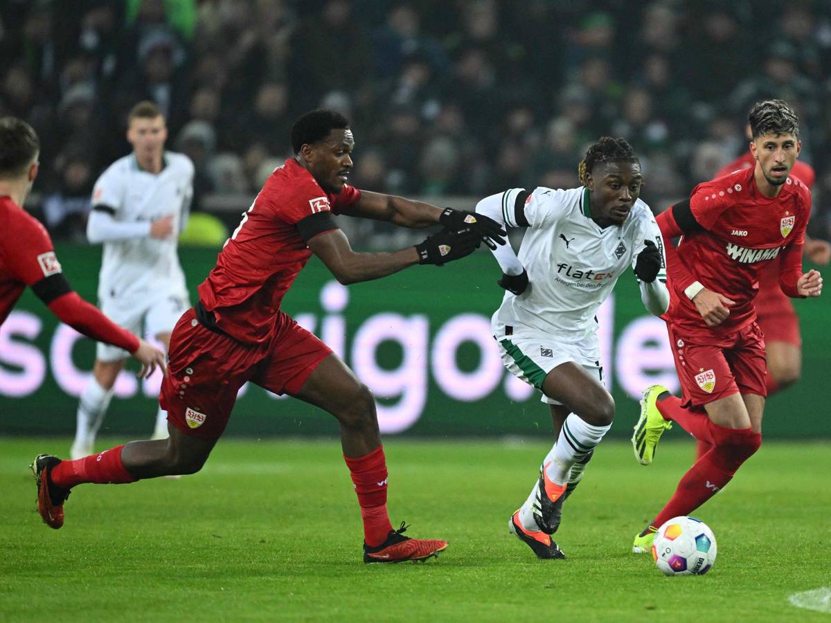 Manu Koné (2.v.r.) rennt zwei Stuttgartern davon.