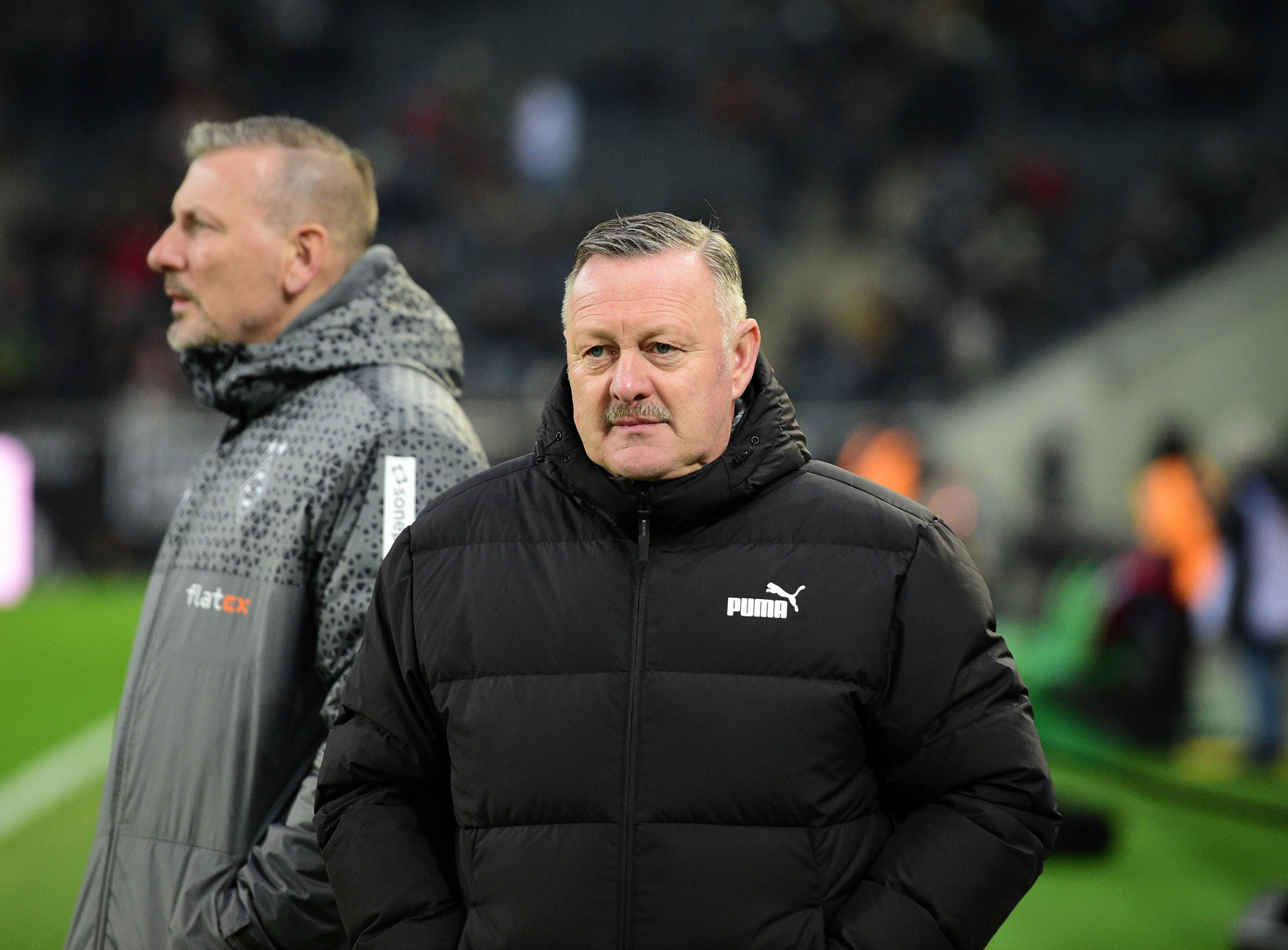 Sport-Geschäftsführer von Borussia Mönchengladbach mit fokussiertem Blick vor einem Bundesliga-Spiel.
