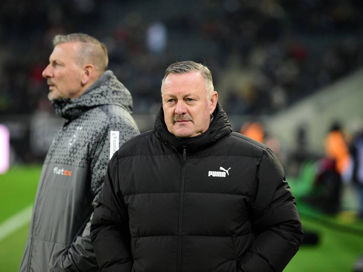 Sport-Geschäftsführer von Borussia Mönchengladbach mit fokussiertem Blick vor einem Bundesliga-Spiel.