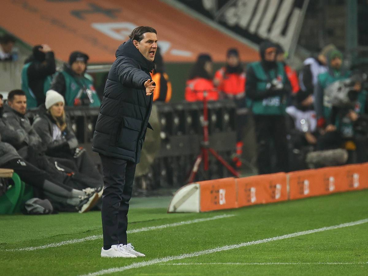 Trainer von Borussia Mönchengladbach dirigiert während eines Heimspiels an der Seitenlinie.