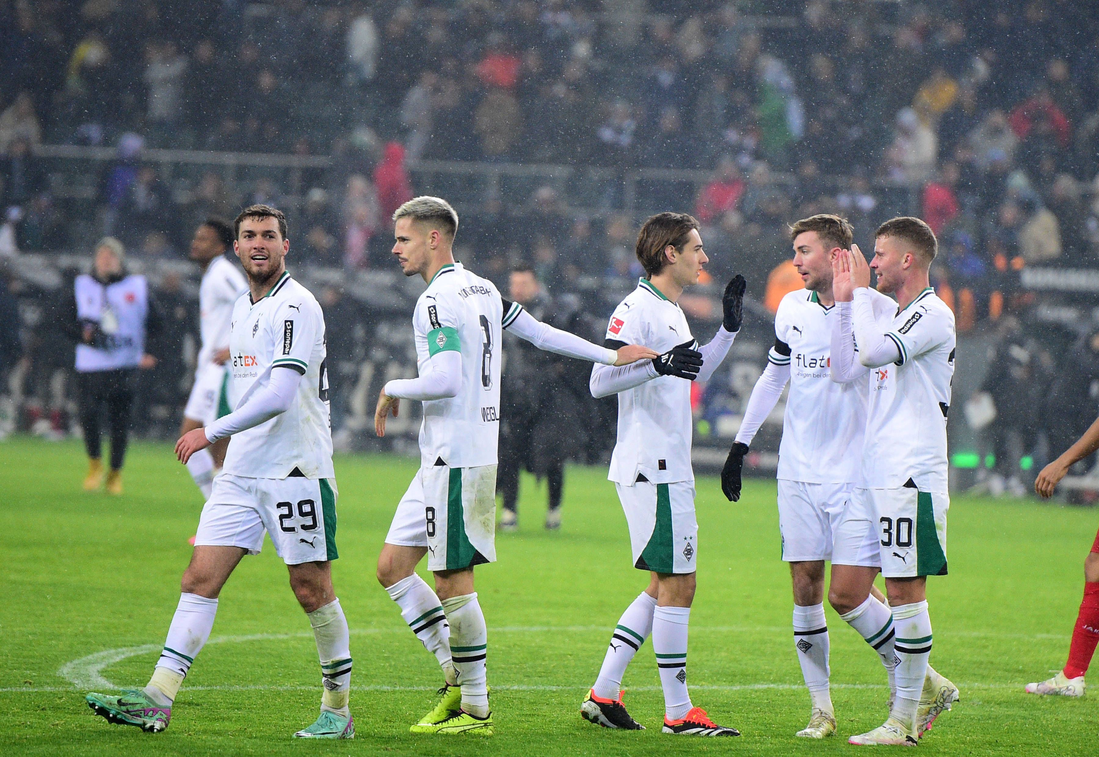 Die Spieler von Borussia Mönchengladbach klatschen sich nach einem Heimsieg ab.
